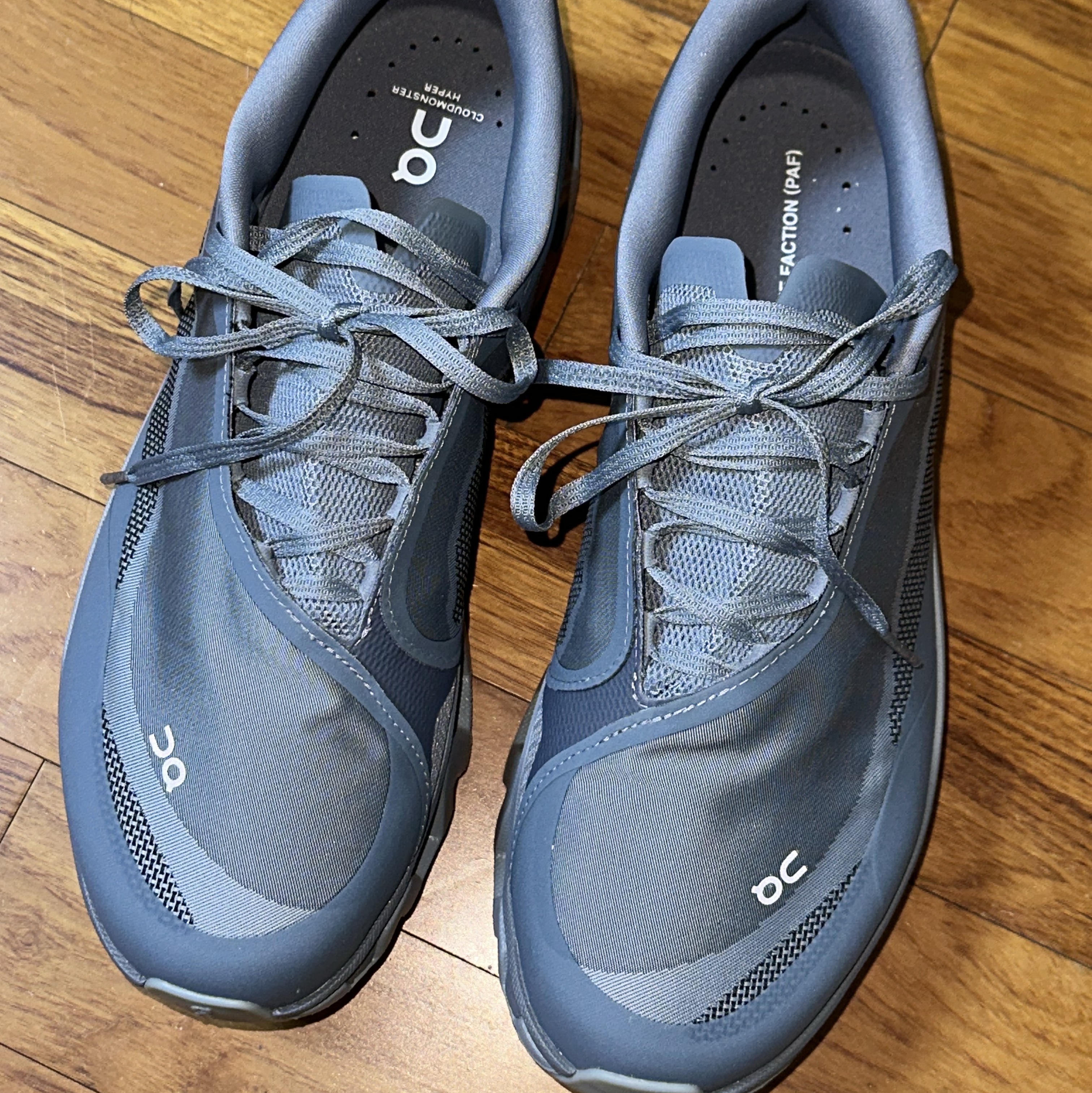 On Running x Post Archive Faction (Paf) Cloudmonster Hyper Phantom Apollo 착용 스타일 - 1