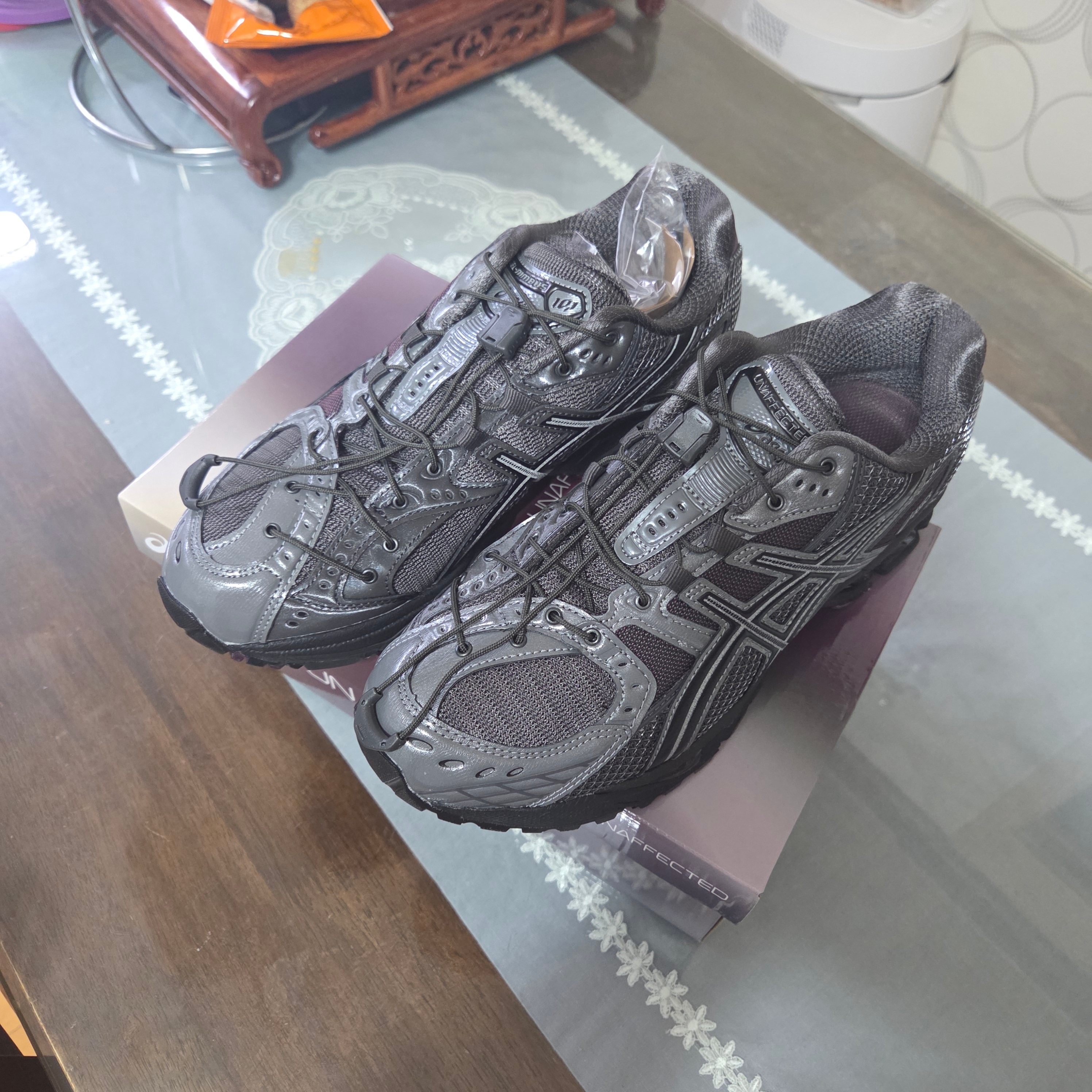 Asics x Unaffected Gel-Nimbus 10.1 Gunmetal Black 착용 스타일