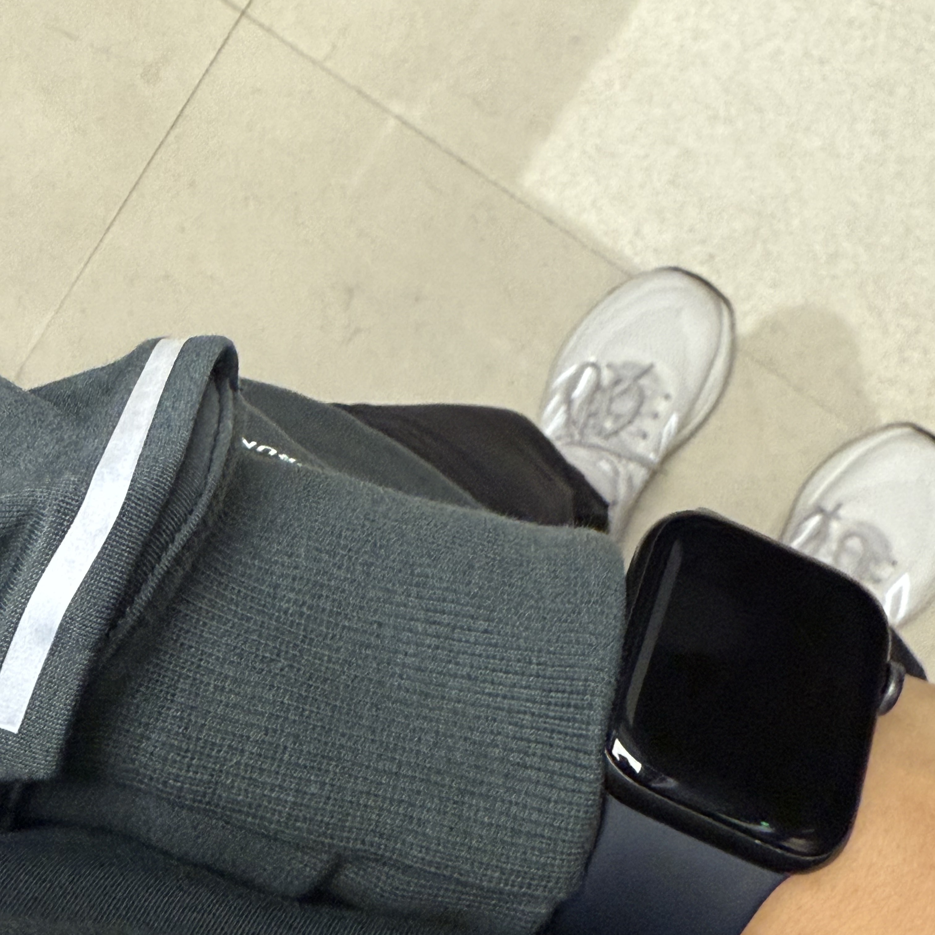 Apple Watch SE 2024 40mm Midnight Aluminium Case with Sport Band S/M Midnight (Korean Ver.) 착용 스타일