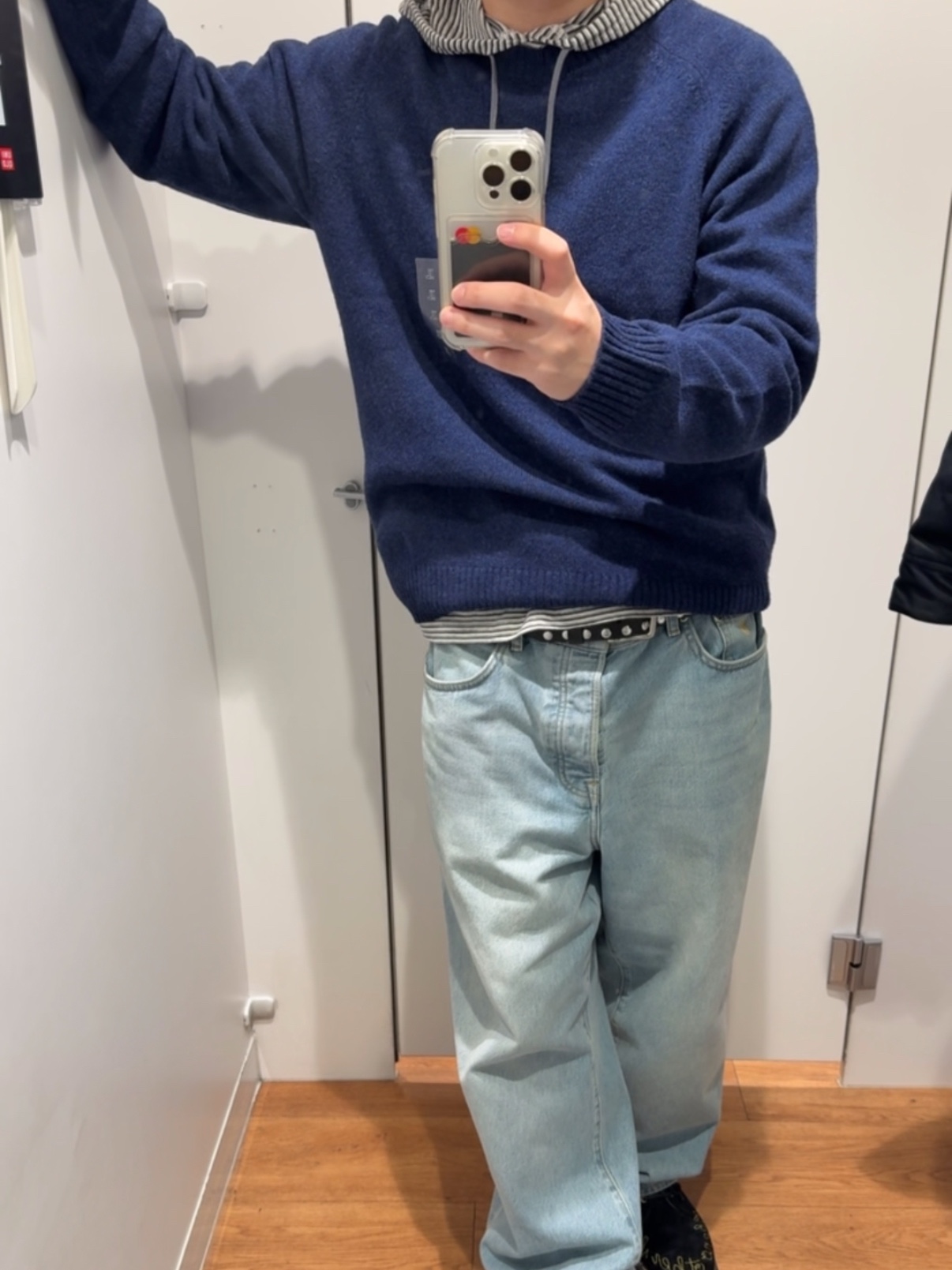 Stussy Denim Big OL' Jean Light Wash, Stussy 8 Ball Studded Belt Black 착용 스타일