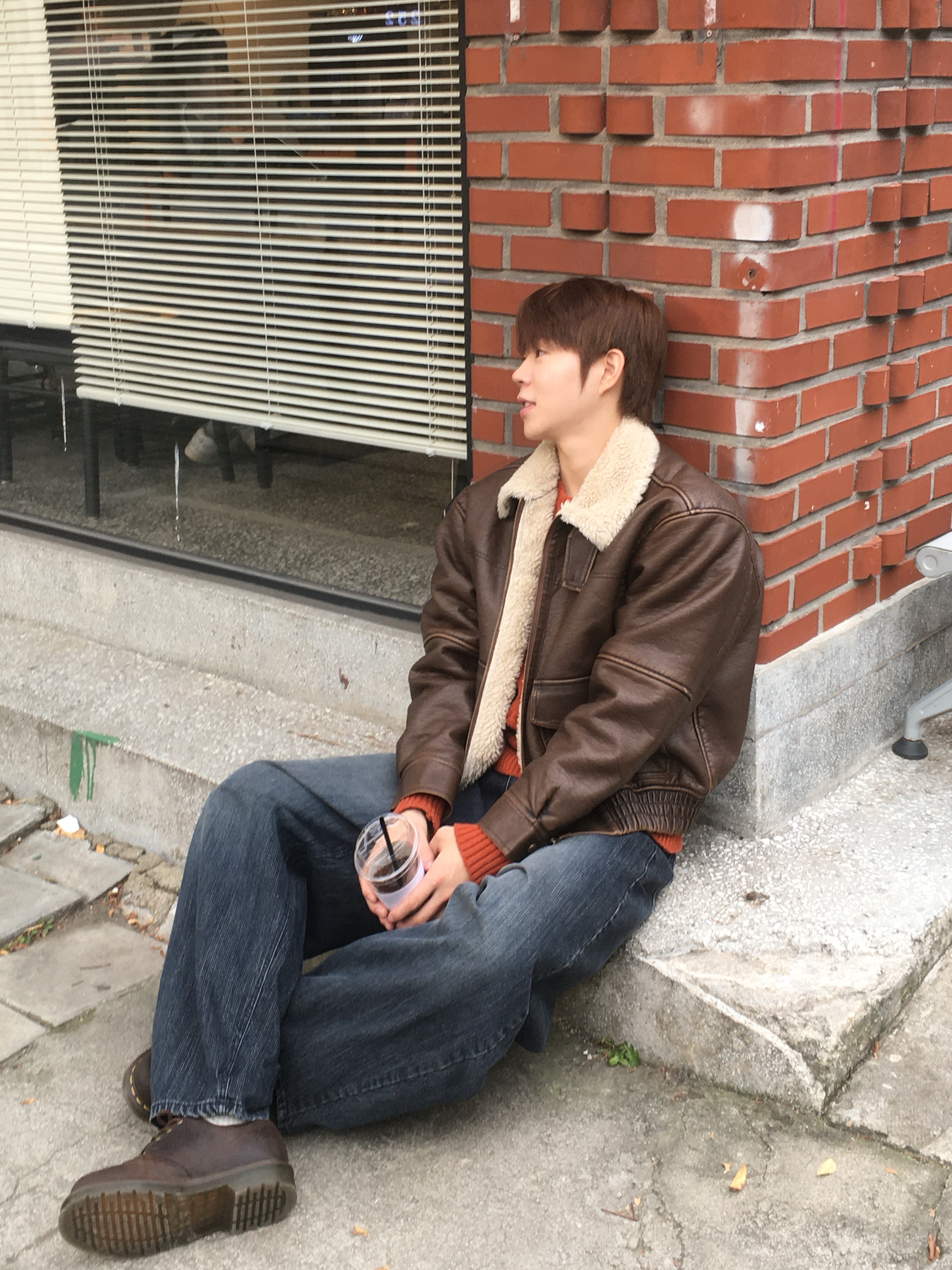 Dr. Martens 1461 Crazy Horse Dark Brown 착용 스타일 - 1