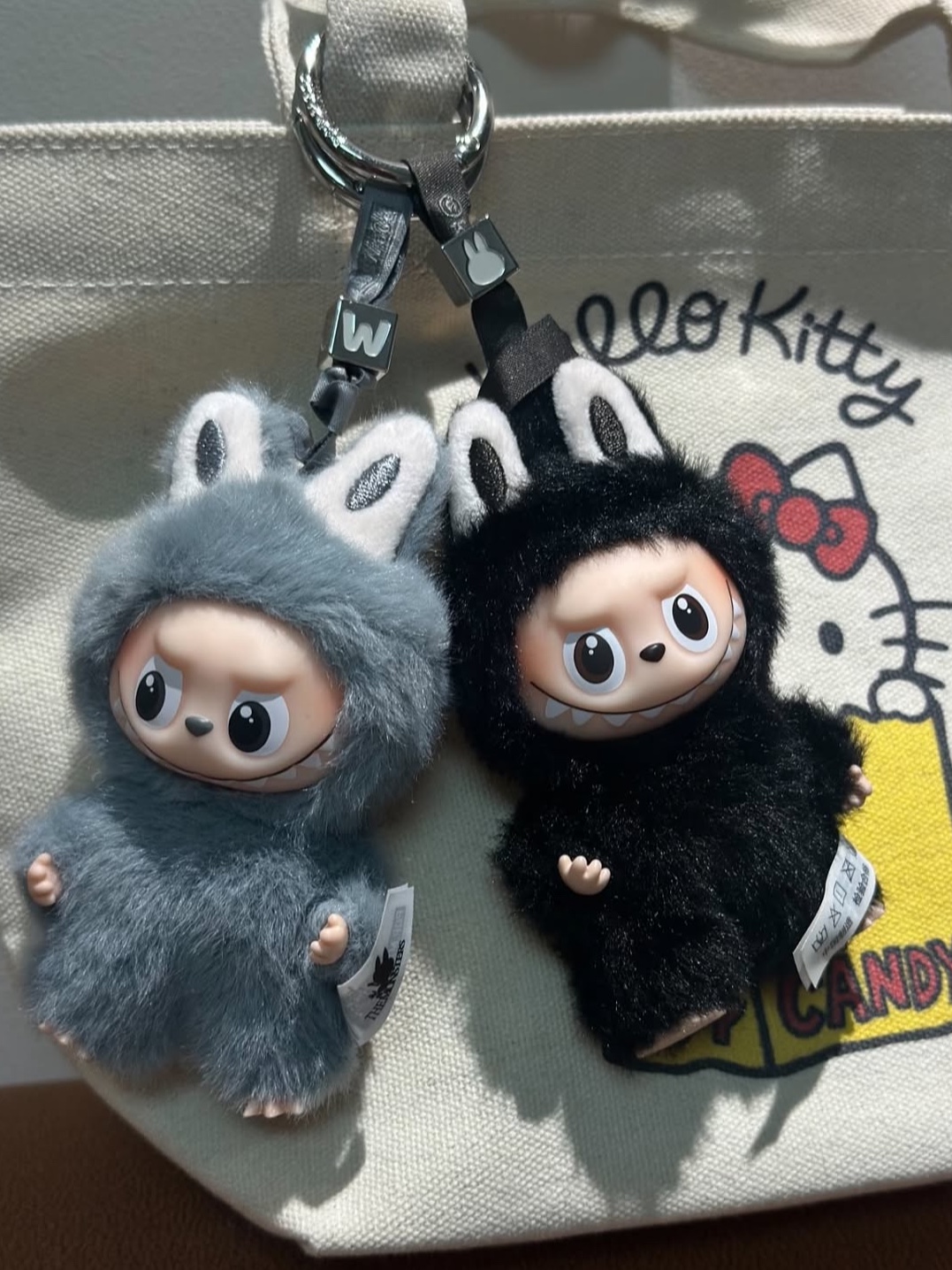 Pop Mart Labubu The Monsters Pin For Love Series Vinyl Plush Pendant (N-Z) W (Opened Case), Pop Mart Labubu The Monsters Pin For Love Series Vinyl Plush Pendant (N-Z) R (Opened Case) 착용 스타일