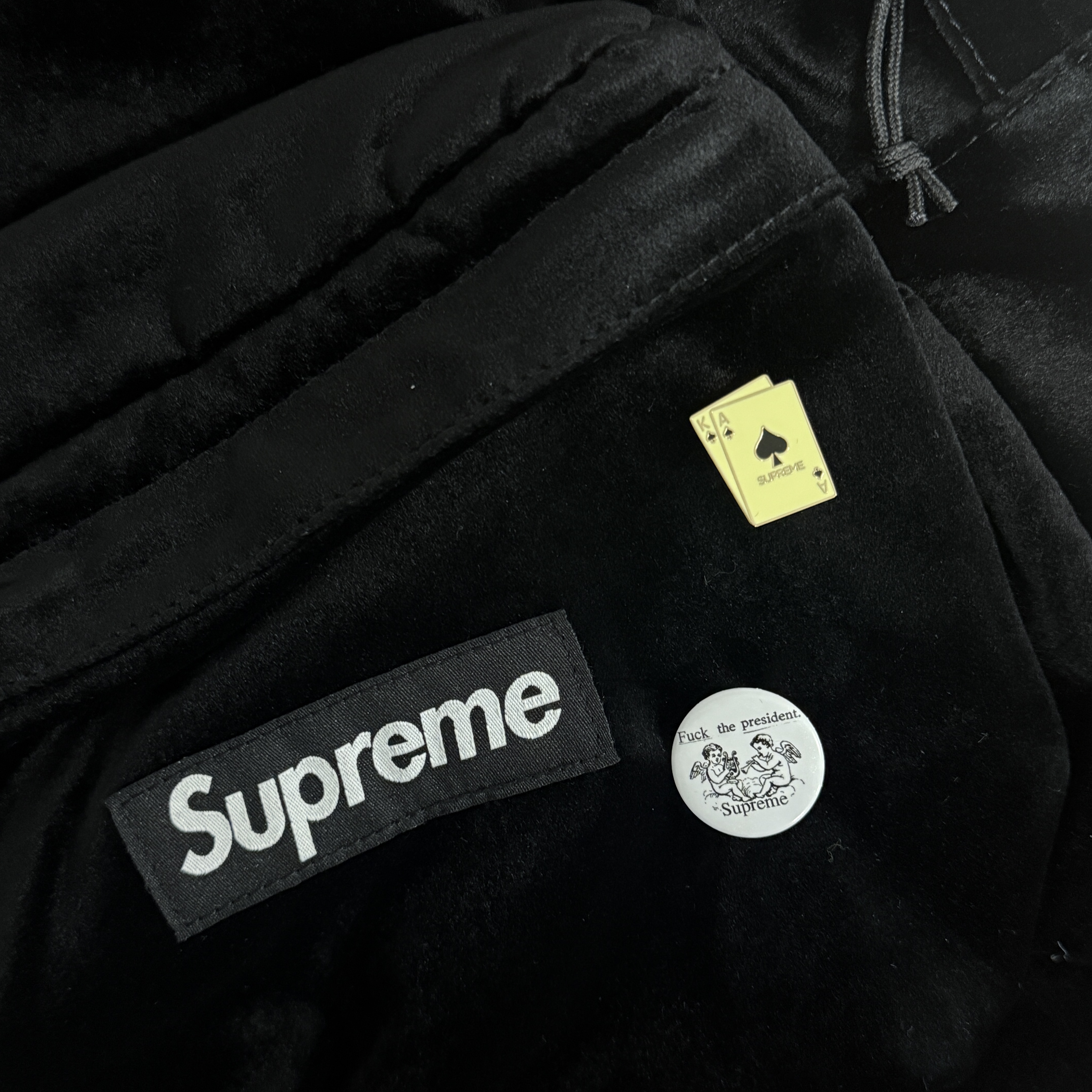 Supreme Velvet Backpack Black - 25FW 착용 스타일 - 2