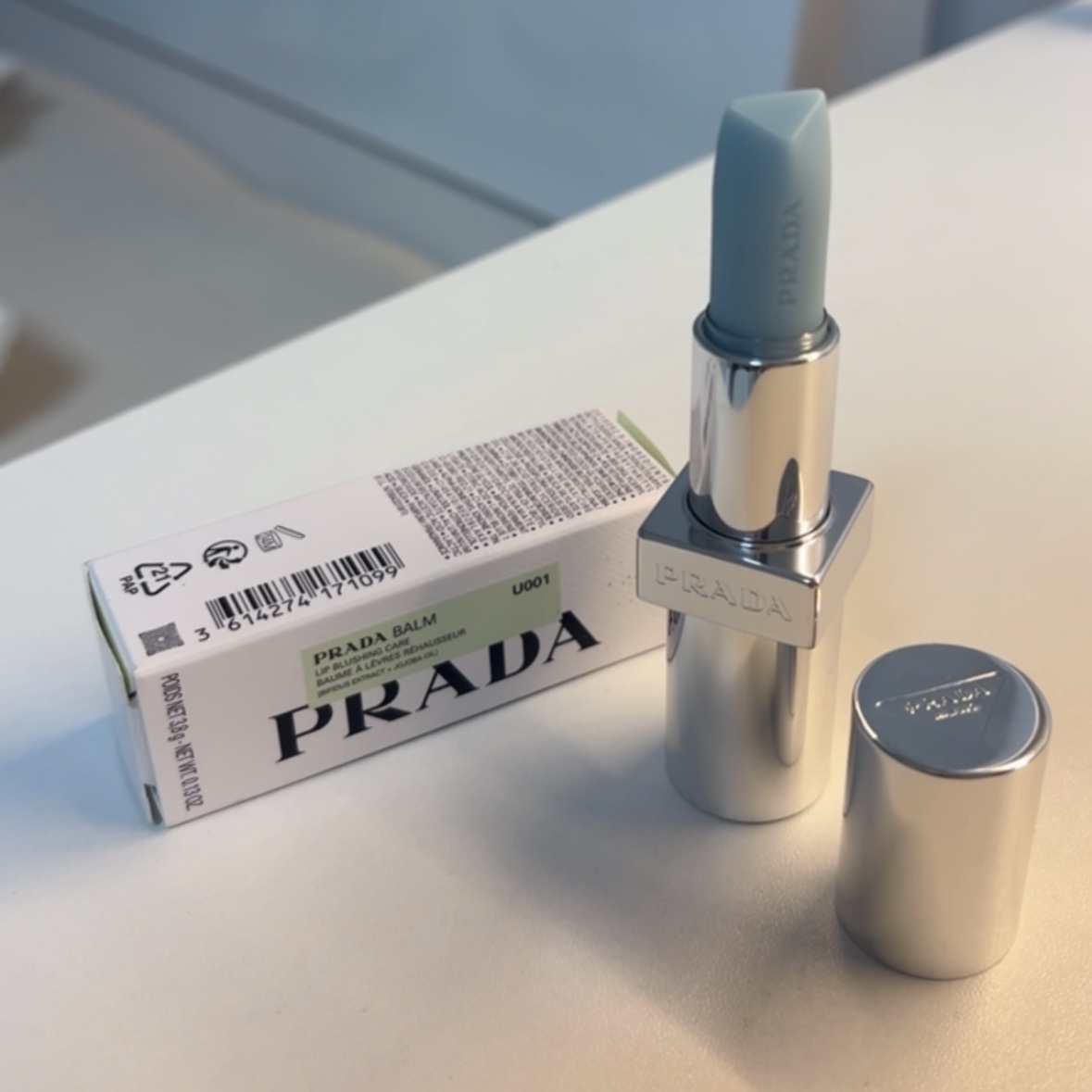 Prada Blushing Care Lip Balm U001 Astral Pink 착용 스타일
