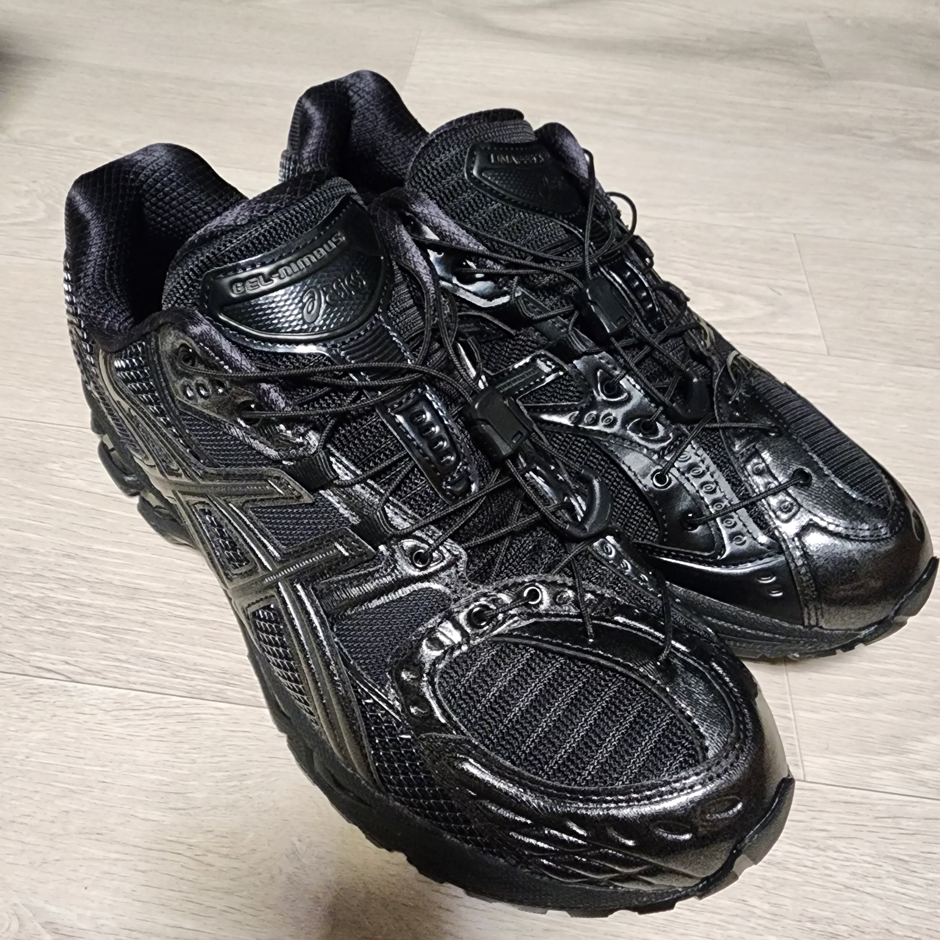 Asics x Unaffected Gel-Nimbus 10.1 Black Black 착용 스타일 - 4