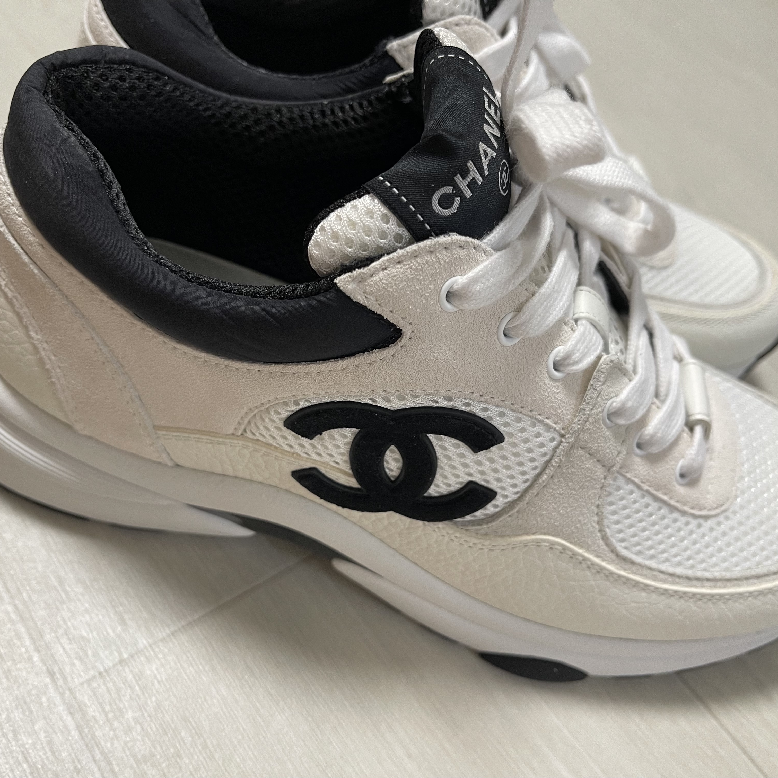 (W) Chanel Sneakers Mesh Suede Calfskin & White Black 착용 스타일 - 3