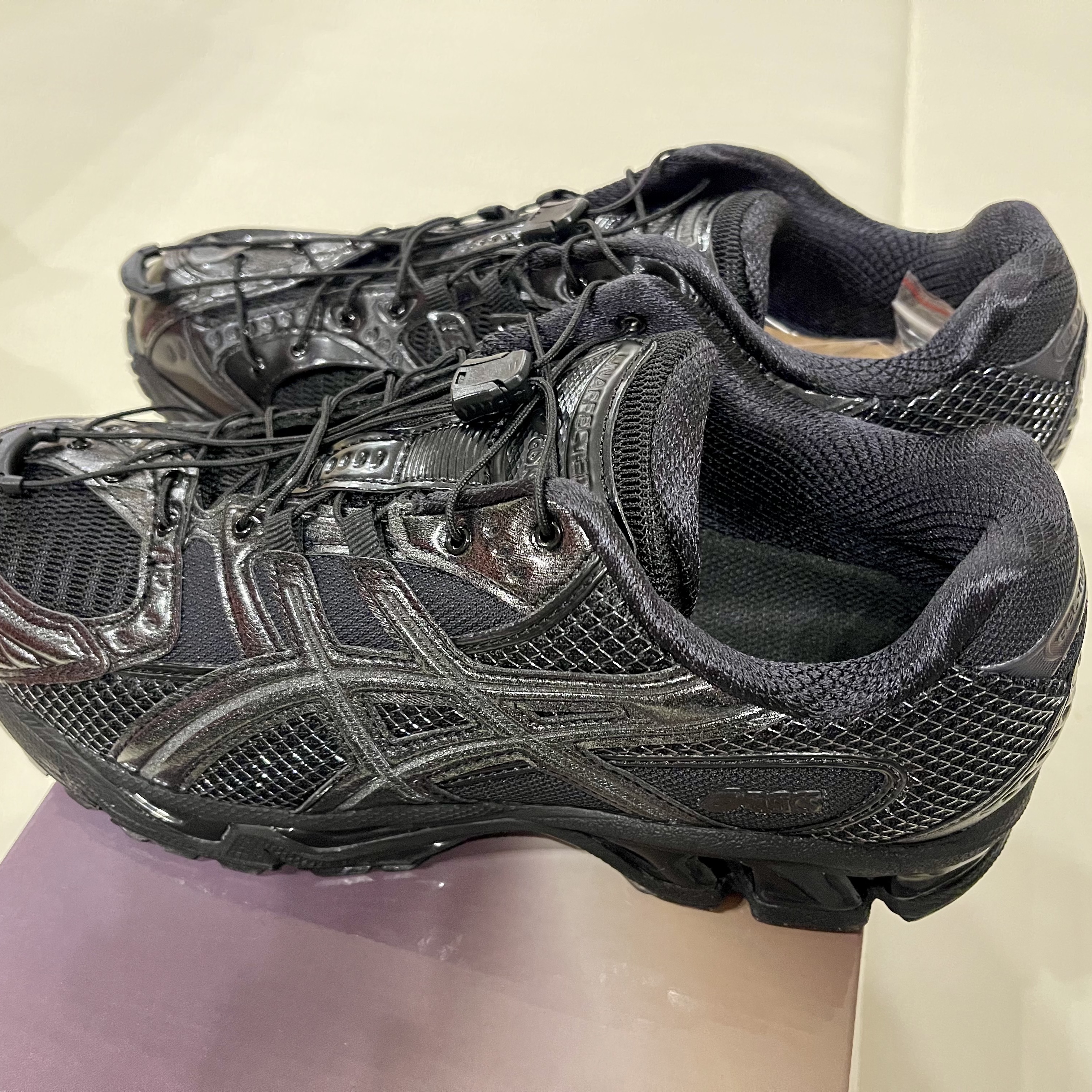 Asics x Unaffected Gel-Nimbus 10.1 Black Black 착용 스타일 - 6