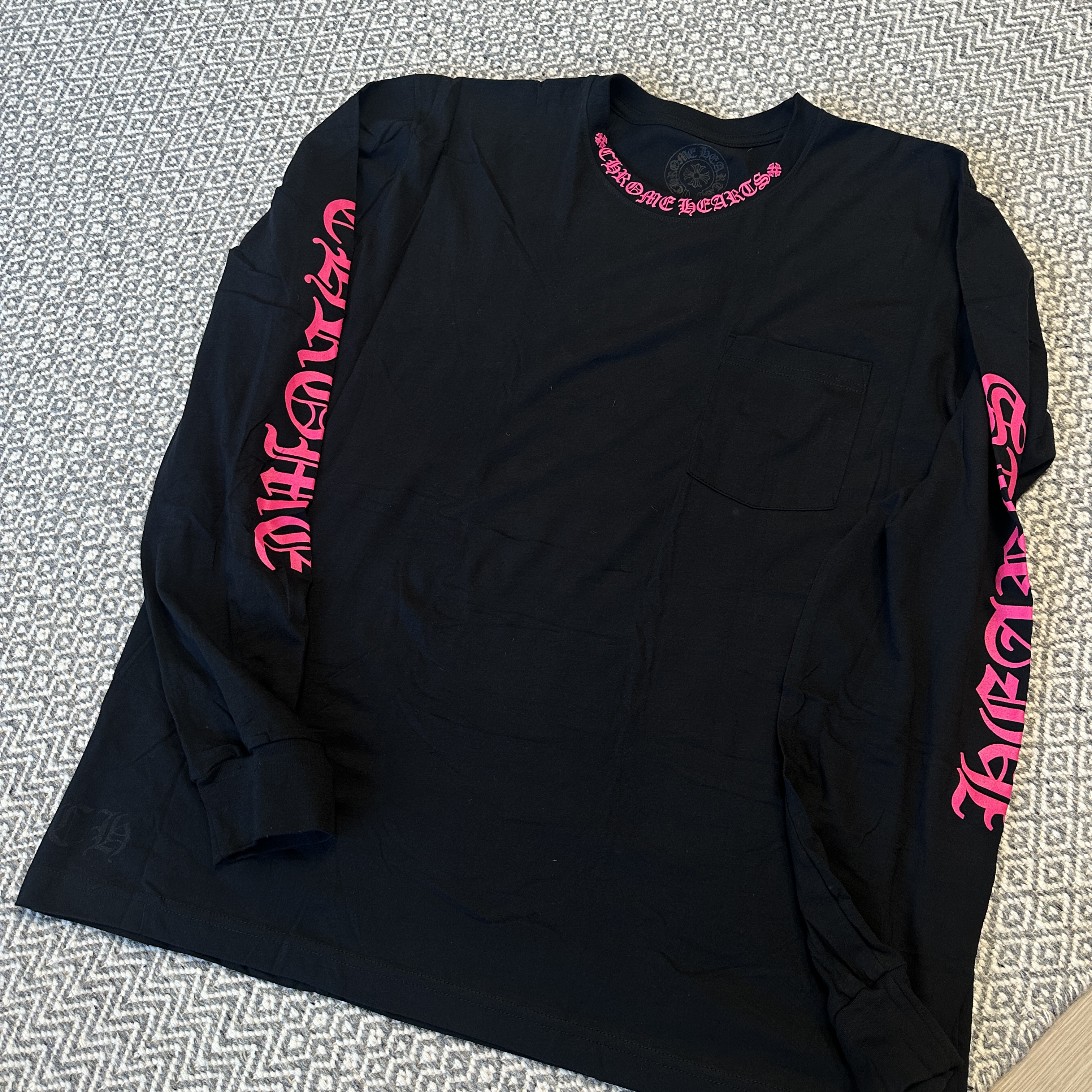 Chrome Hearts Pink Neck Script Logo Long Sleeve Pocket Crew Black 착용 스타일 - 2