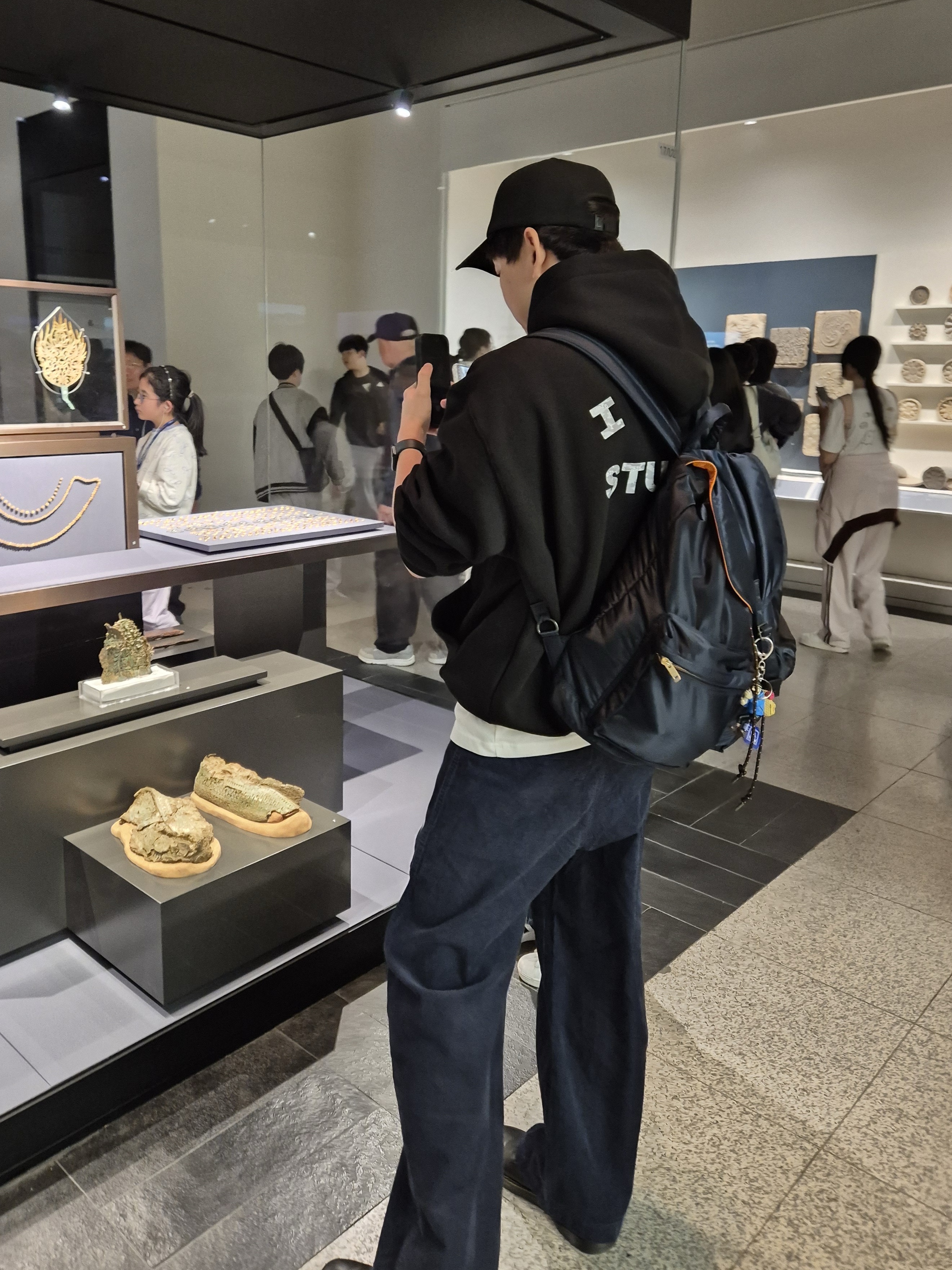 Porter All New Tanker Rucksack Iron Blue, IAB Studio IAB Camo Logo Hoodie Black 착용 스타일 - 1