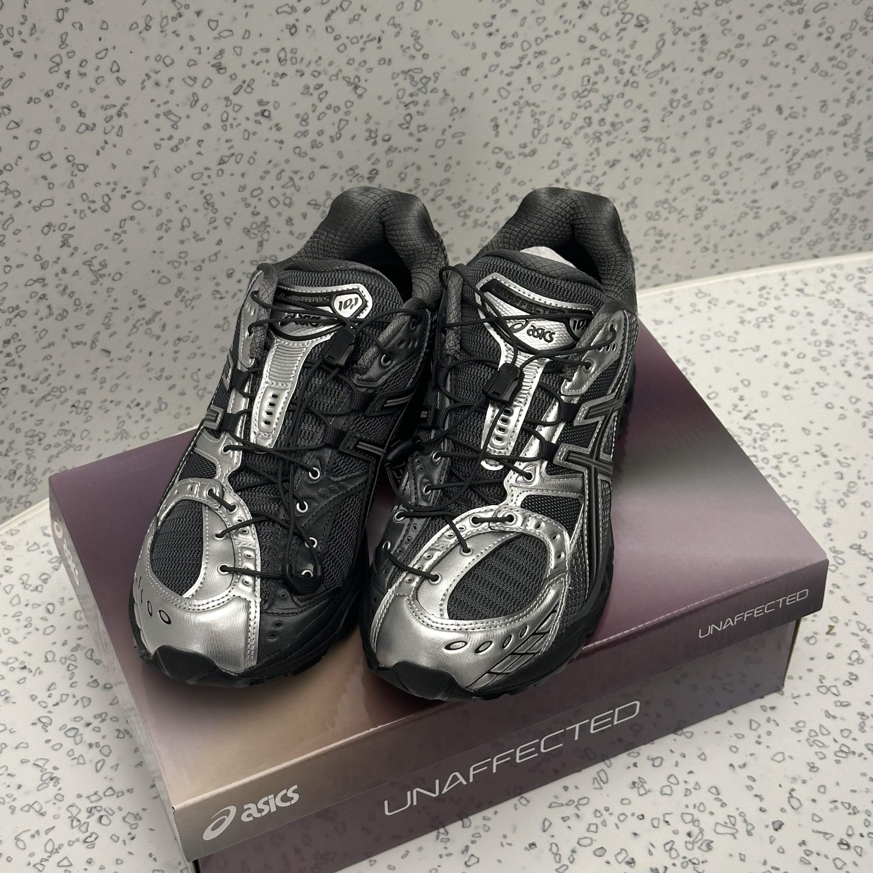 Asics x Unaffected Gel-Nimbus 10.1 Silver Black 착용 스타일 - 1