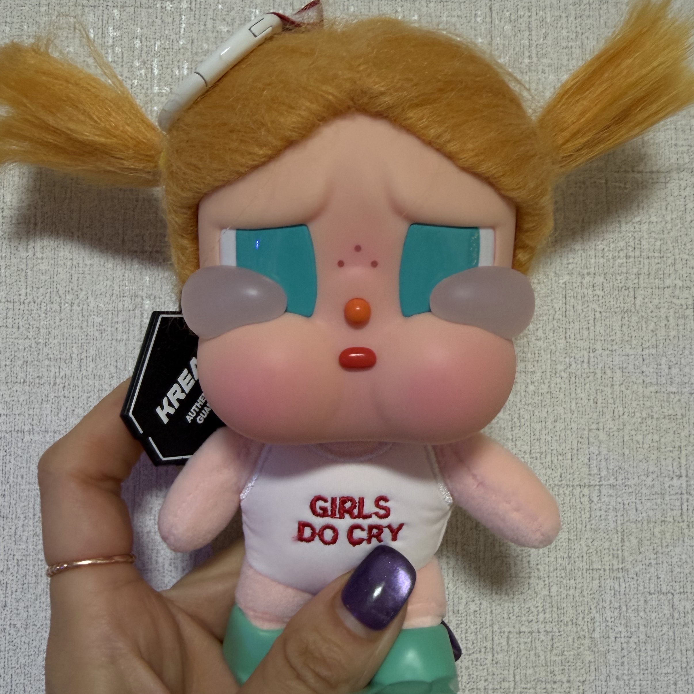 Pop Mart Crybaby Vacation Mode On Series Vinyl Plush Pendant Glug-Glug (Opened Case) 착용 스타일