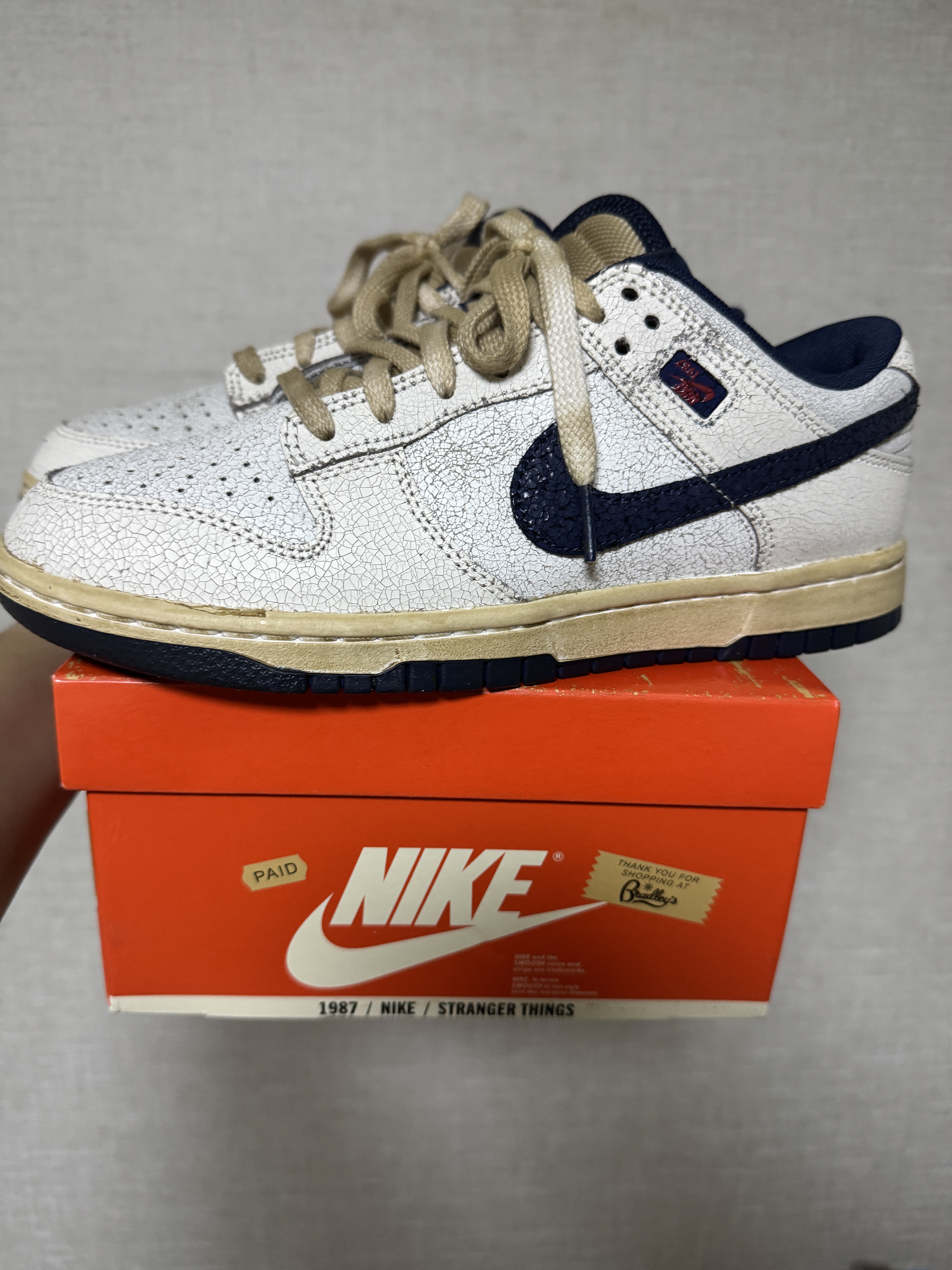 Nike x Stranger Things Dunk Low Phantom and Midnight Navy 착용 스타일 - 4