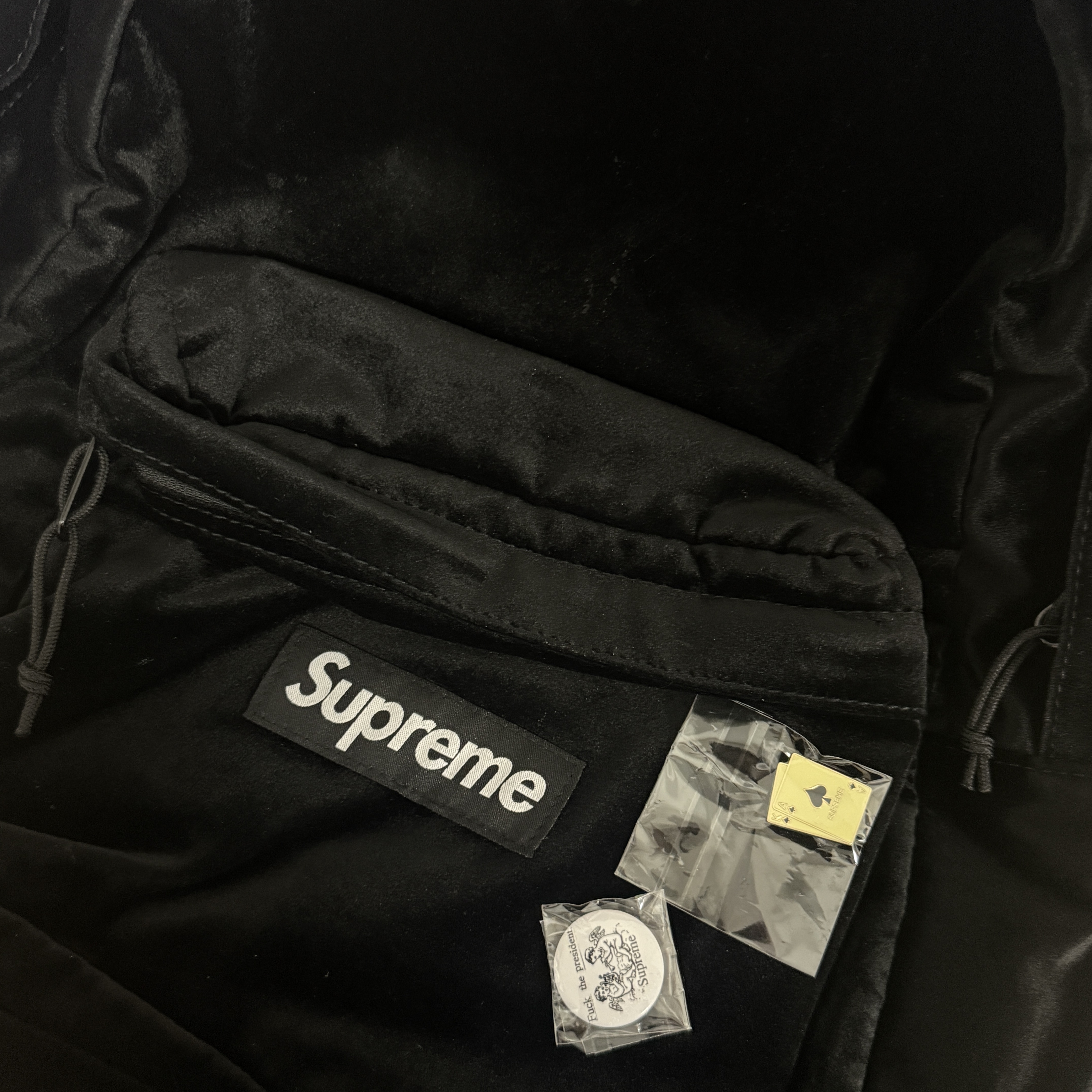 Supreme Velvet Backpack Black - 25FW 착용 스타일 - 1