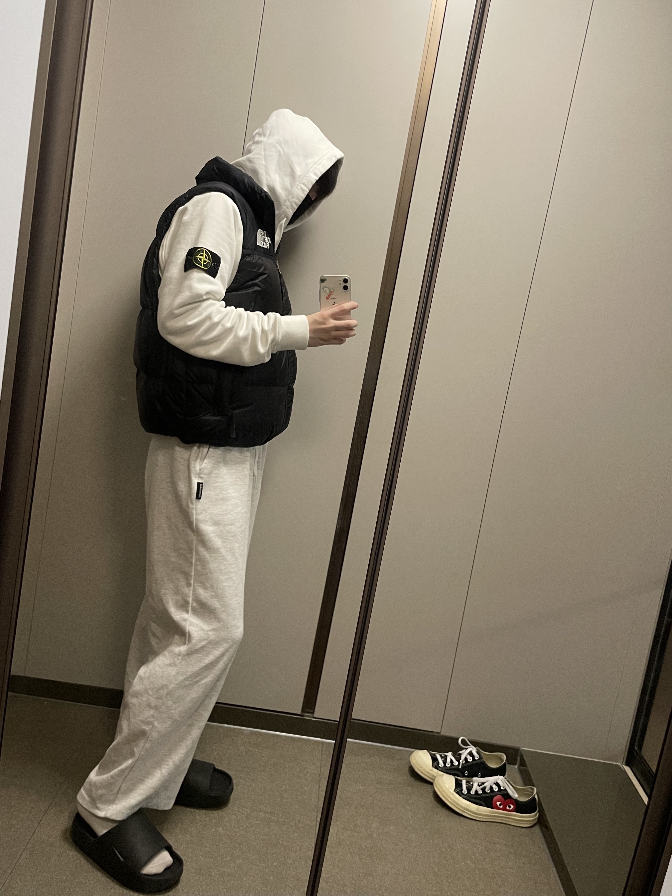 The North Face 1996 Retro Nuptse Vest Black, Stone Island 64120 Cotton Fleece Hooded Sweatshirt White - 22FW 착용 스타일 - 1
