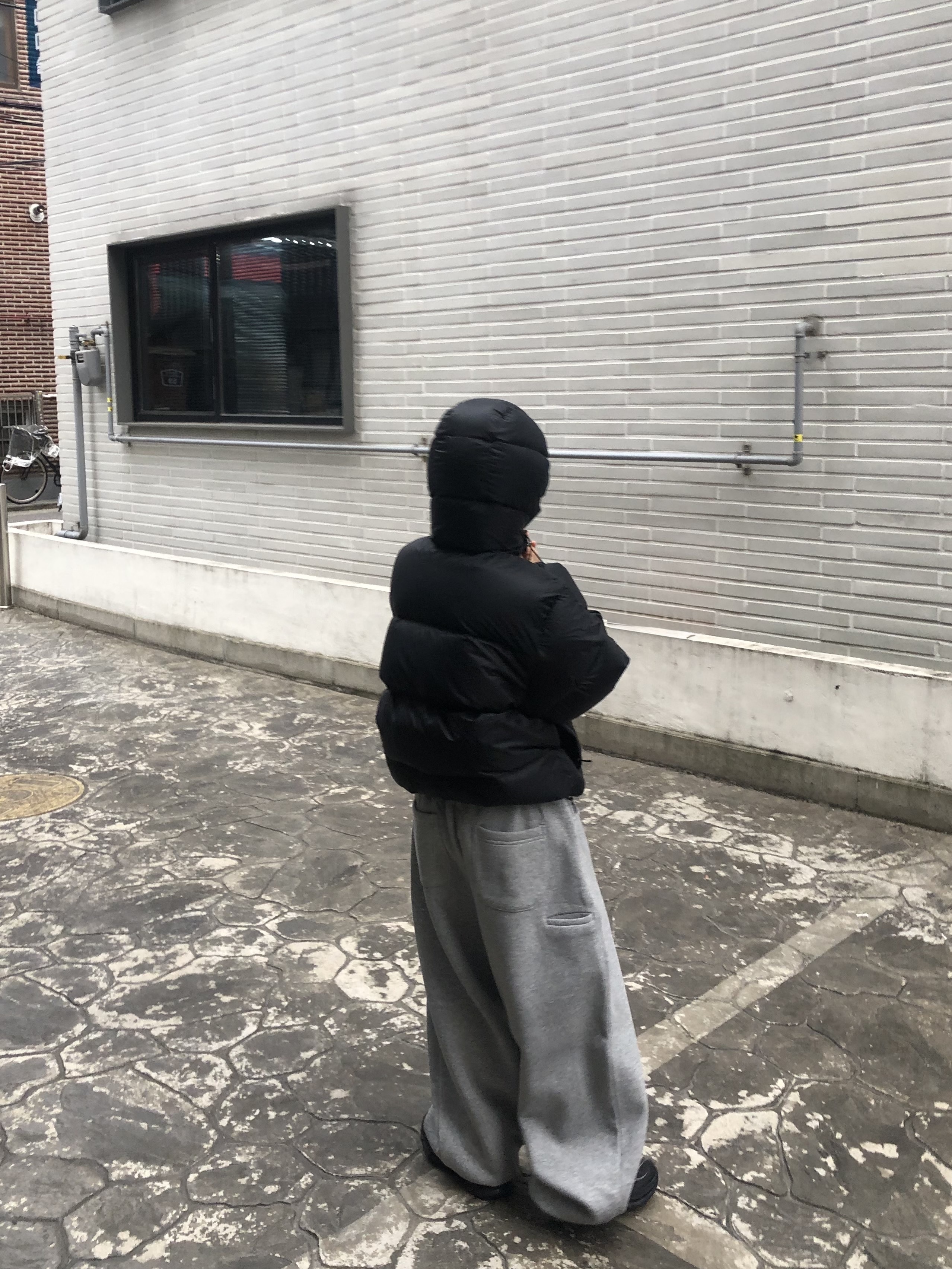 Corteiz Bolo Down Jacket Triple Black, Hoka Mafate Speed 4 Lite Black Outer Orbit 착용 스타일 - 3