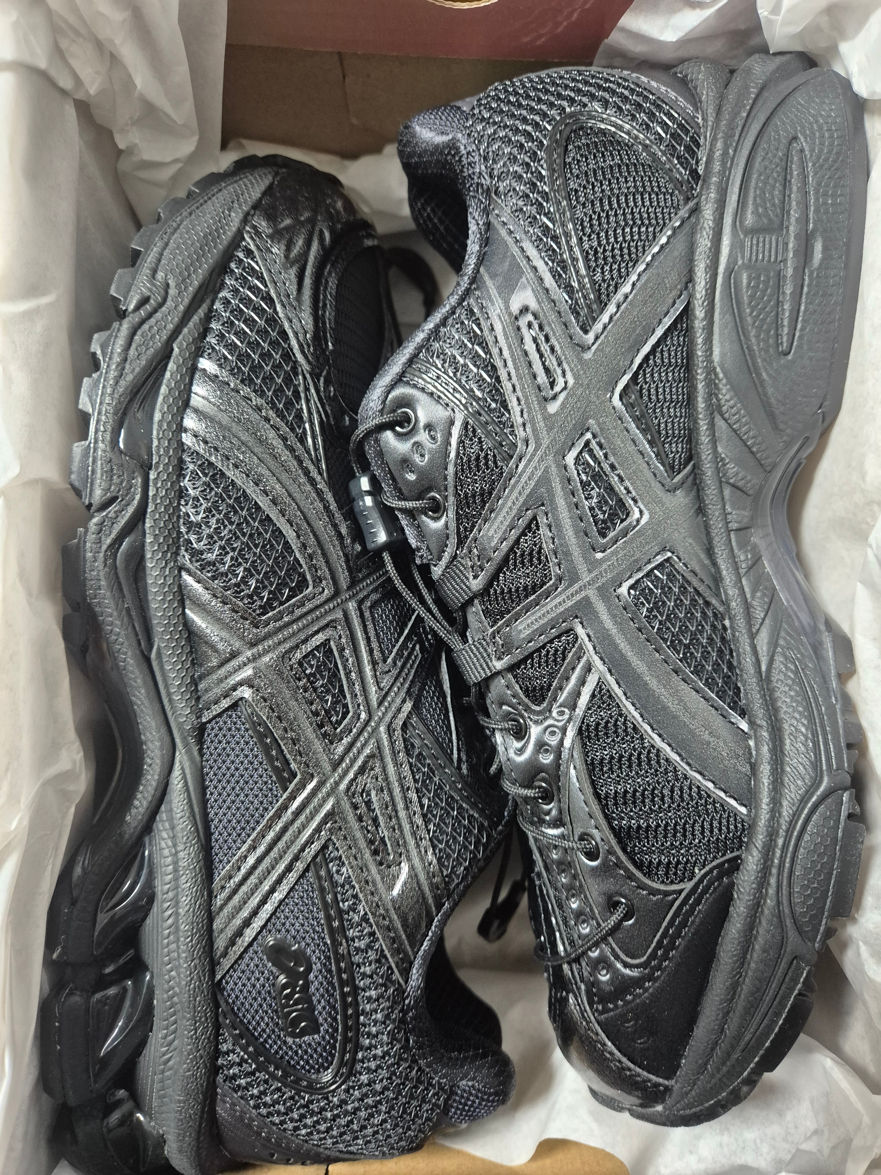 Asics x Unaffected Gel-Nimbus 10.1 Black Black 착용 스타일