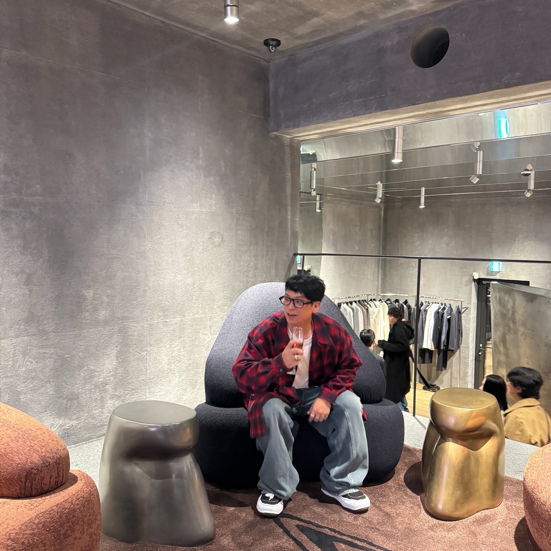 Maison Margiela Pendleton Oversized Shirt Red, Maison Mihara Yasuhiro Oliver OG Sole Canvas Low-top Sneakers Black 착용 스타일 - 1
