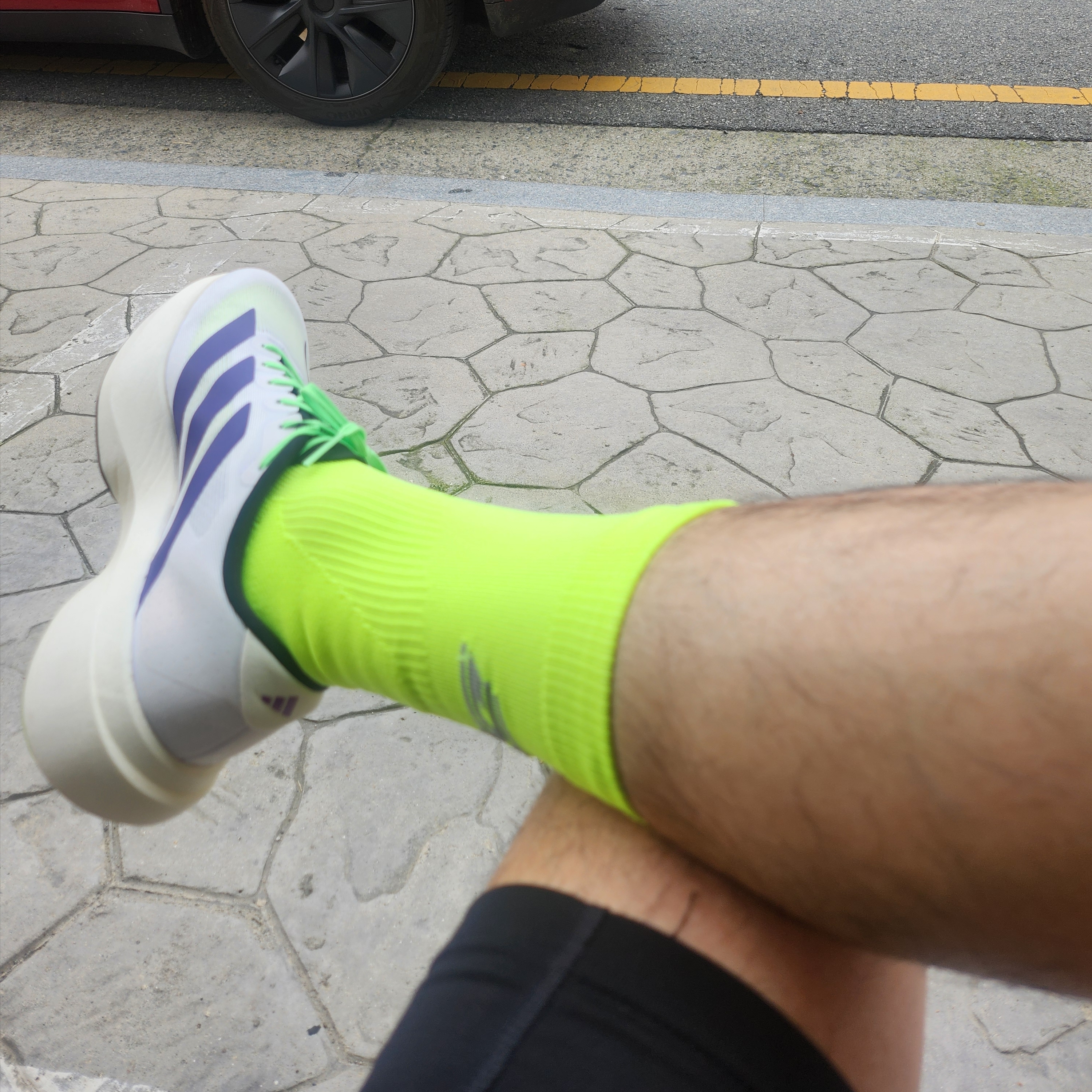Adidas Adizero EVO SL Cloud White Collegiate Purple 착용 스타일