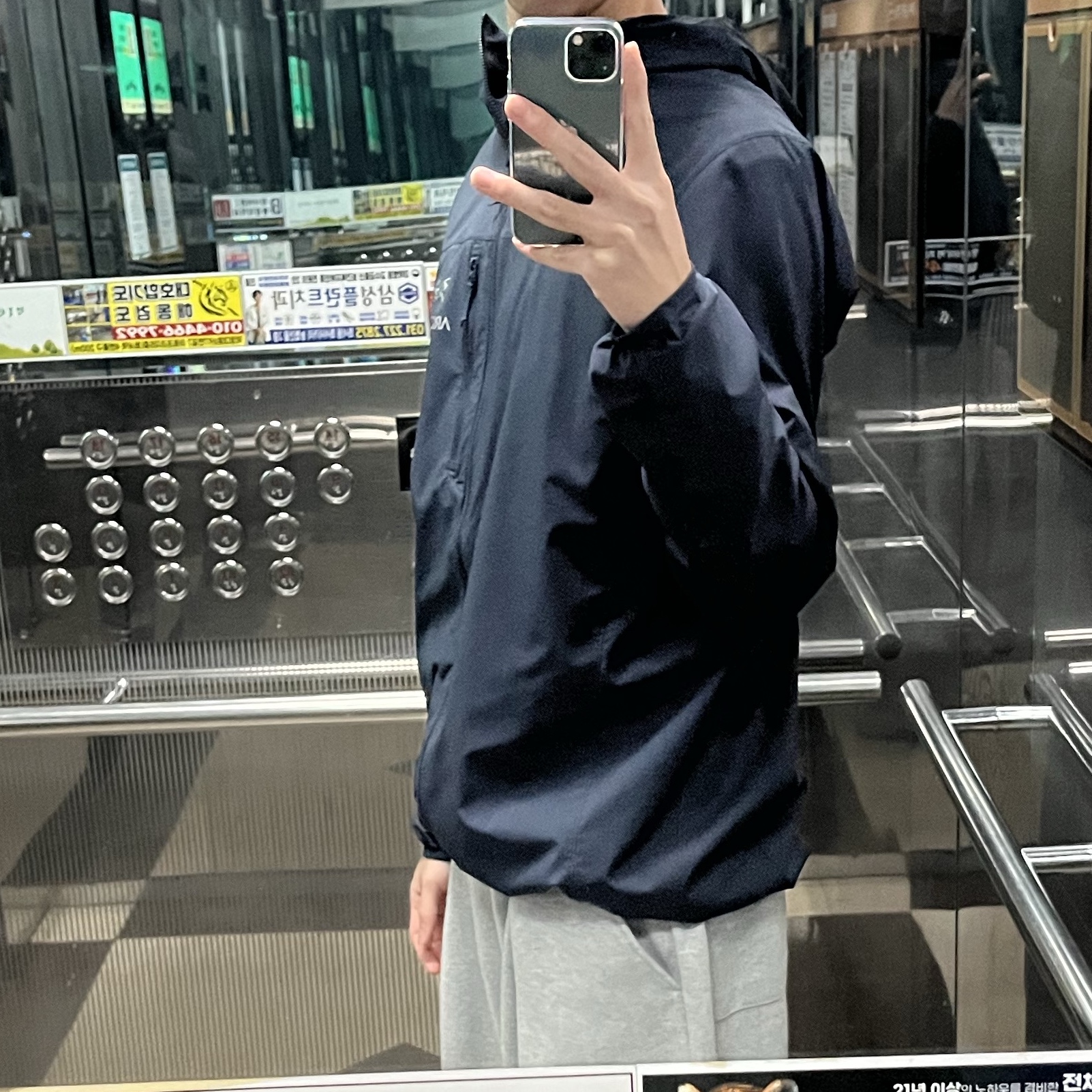 Arc'teryx Squamish Hoody Black Sapphire 착용 스타일