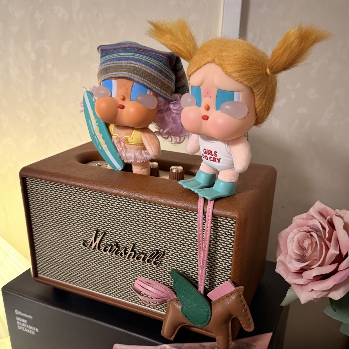 Pop Mart Crybaby Vacation Mode On Series Vinyl Plush Pendant Let's Surf (Opened Case), Pop Mart Crybaby Vacation Mode On Series Vinyl Plush Pendant Glug-Glug (Opened Case) 착용 스타일