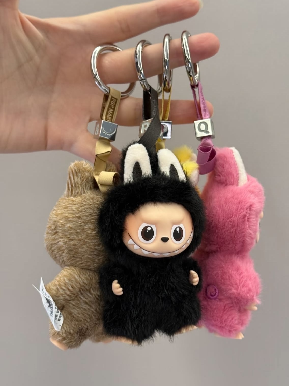 Pop Mart Labubu The Monsters Pin For Love Series Vinyl Plush Pendant (N-Z) R (Opened Case) 착용 스타일