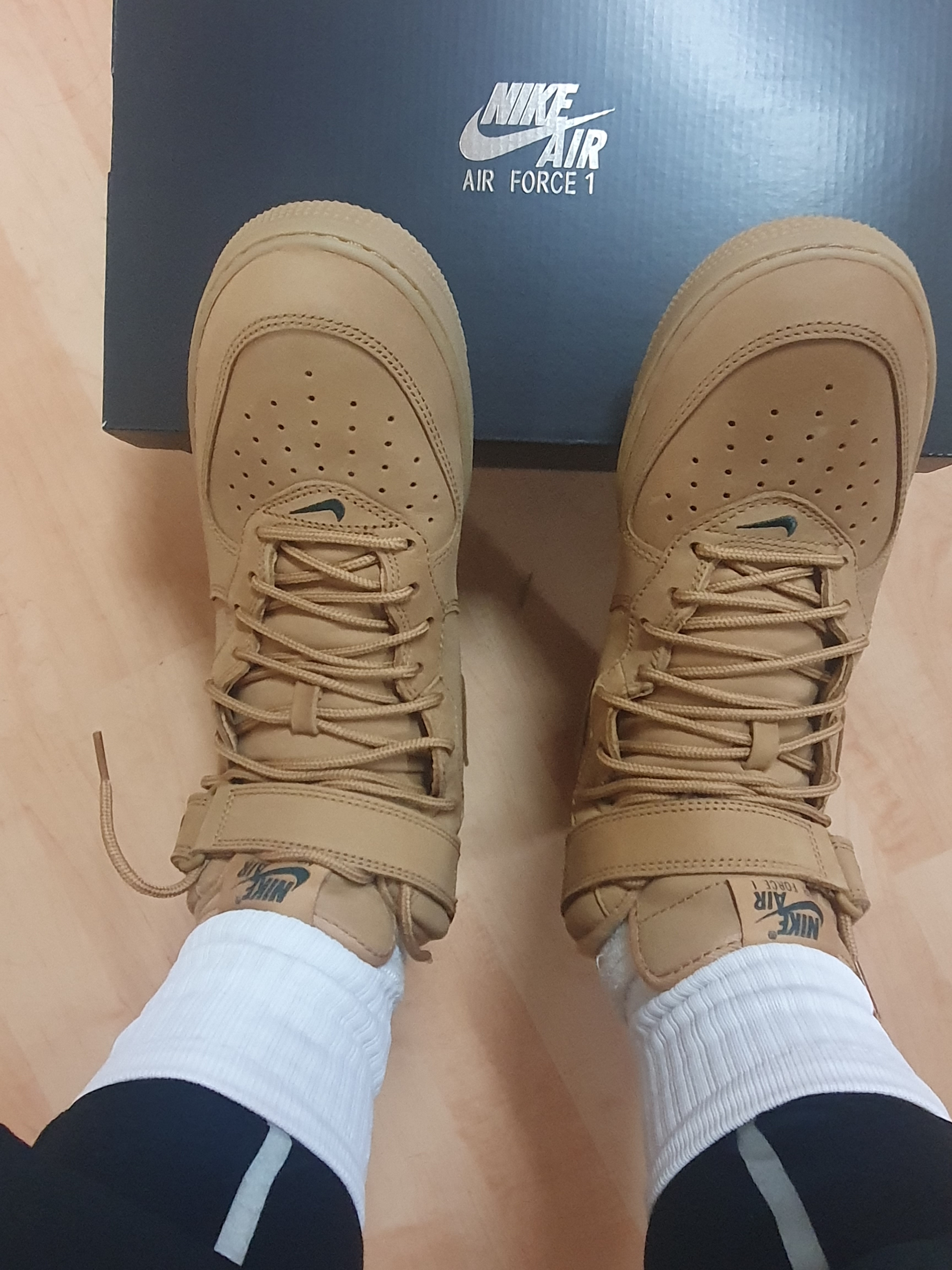 Nike Air Force 1 Mid Flax and Outdoor Green 착용 스타일 - 2