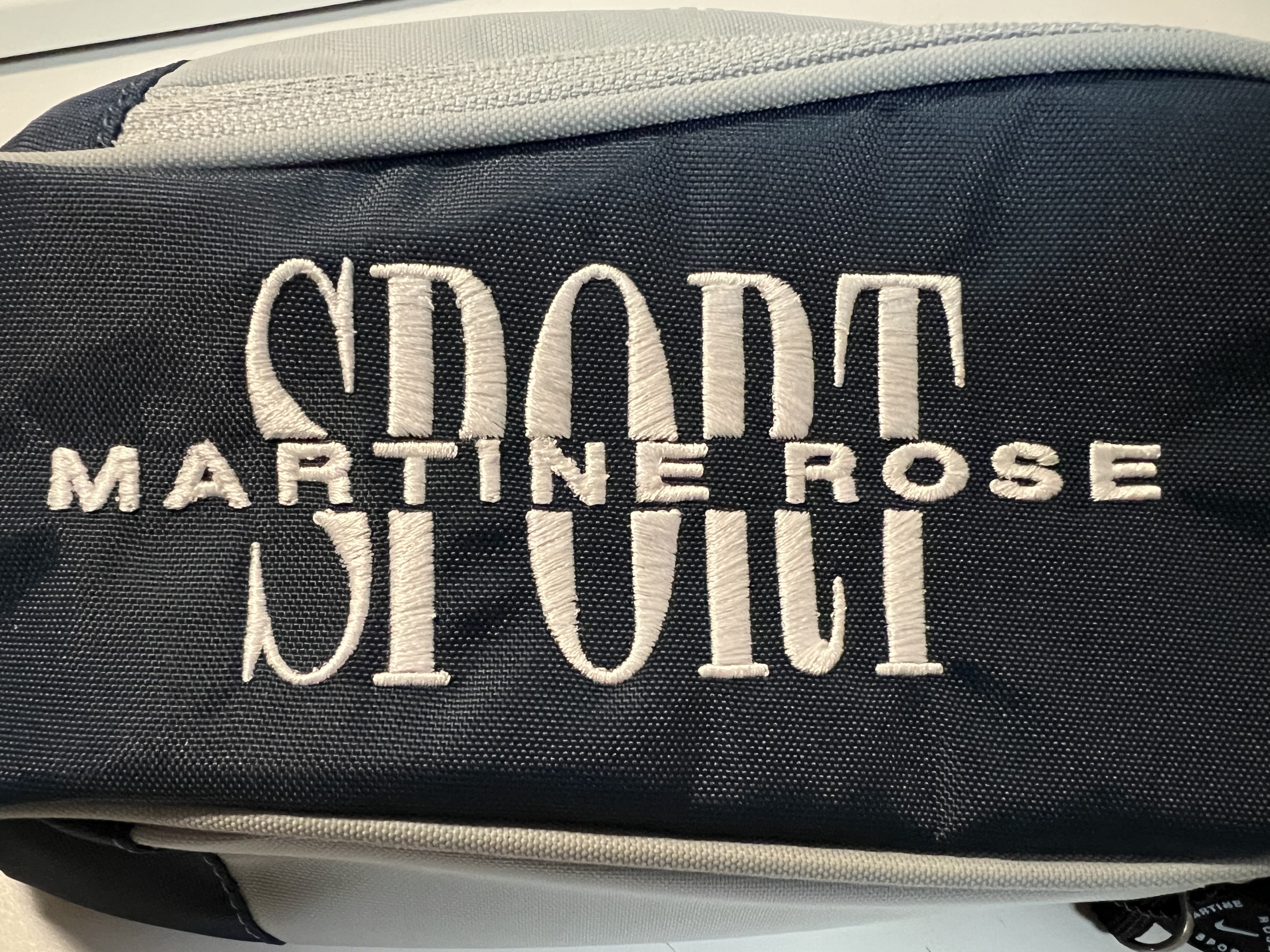 Nike x Martine Rose Crossbody Bag Black, Nike x Martine Rose Crossbody Bag Armory Navy 착용 스타일 - 4