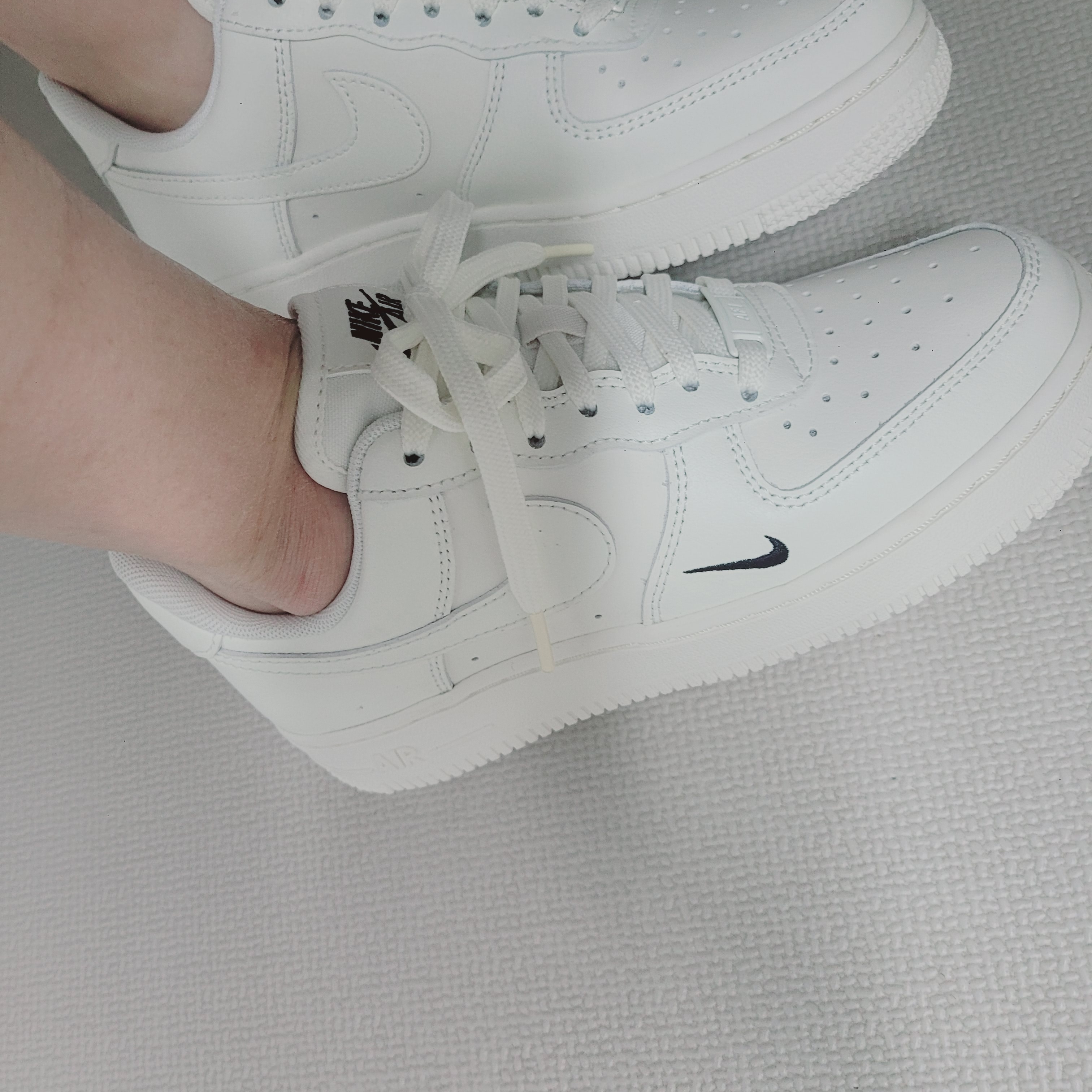 (W) Nike Air Force 1 '07 Essential TRK3 Sail 착용 스타일