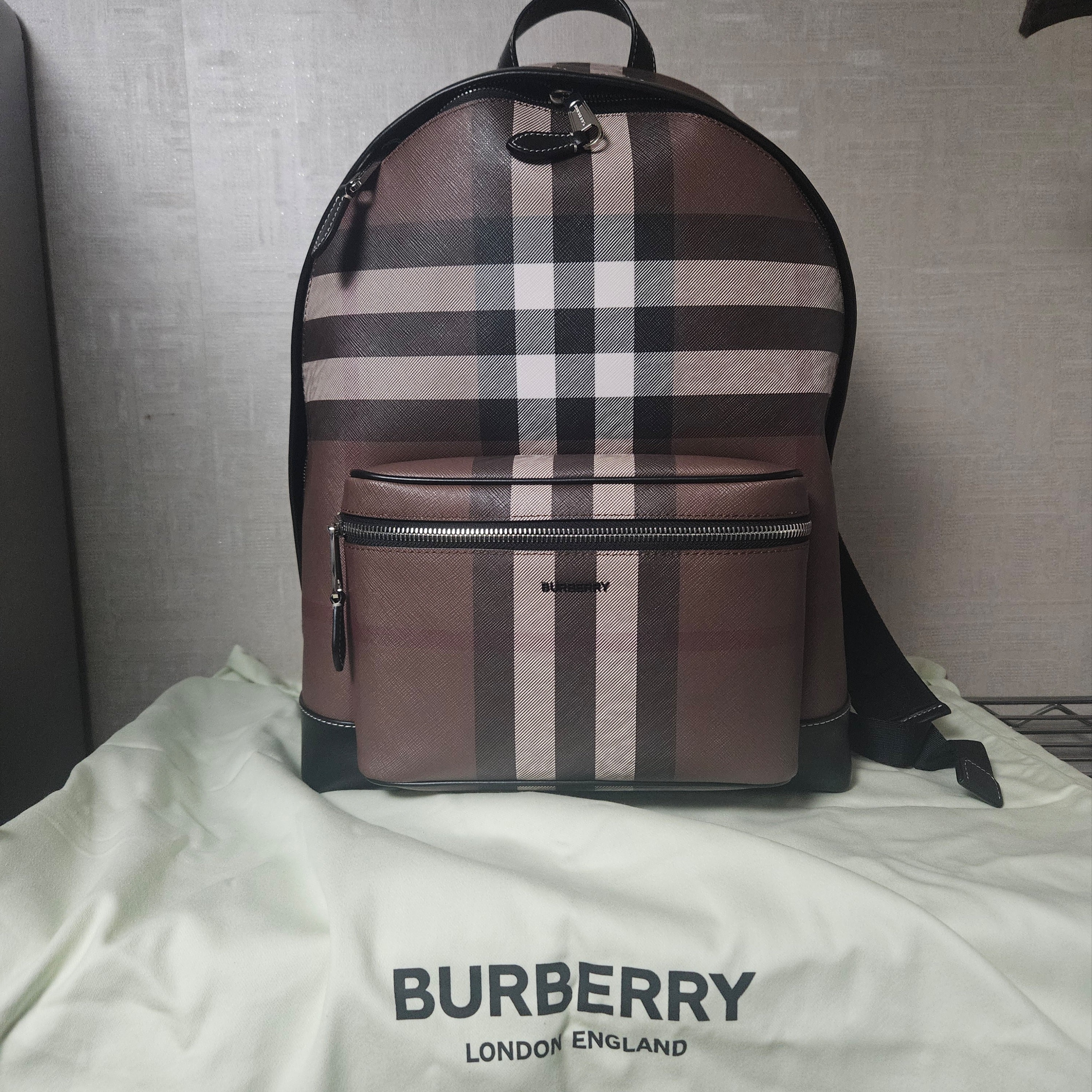 Burberry Check JETT Canvas Backpack Dark Birch Brown 착용 스타일