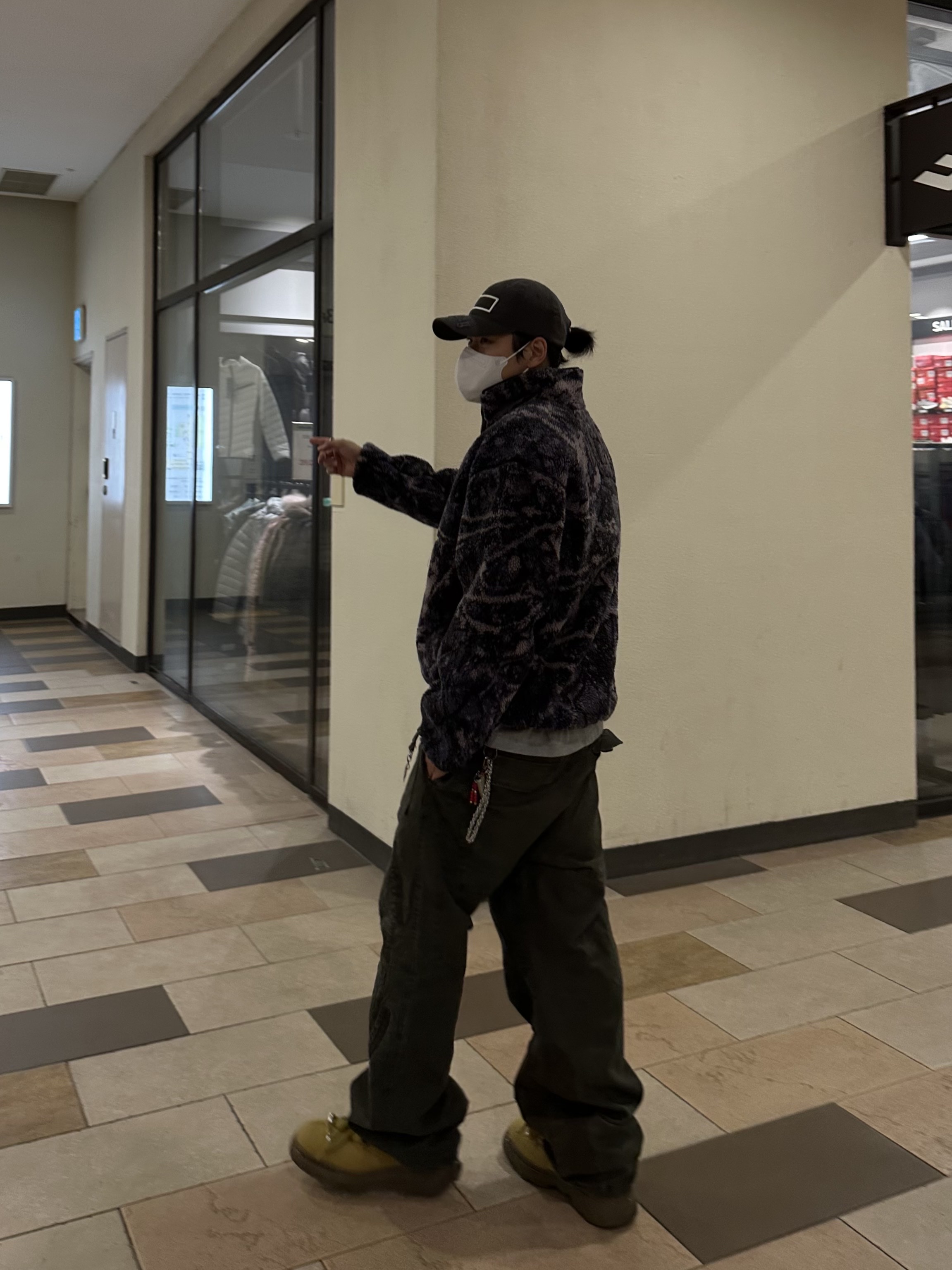 Nike ACG Canwell Glacier Anorak Dark Raisin Black - Asia, Stussy 8 Ball Studded Belt Brown Textured Leather 착용 스타일 - 3