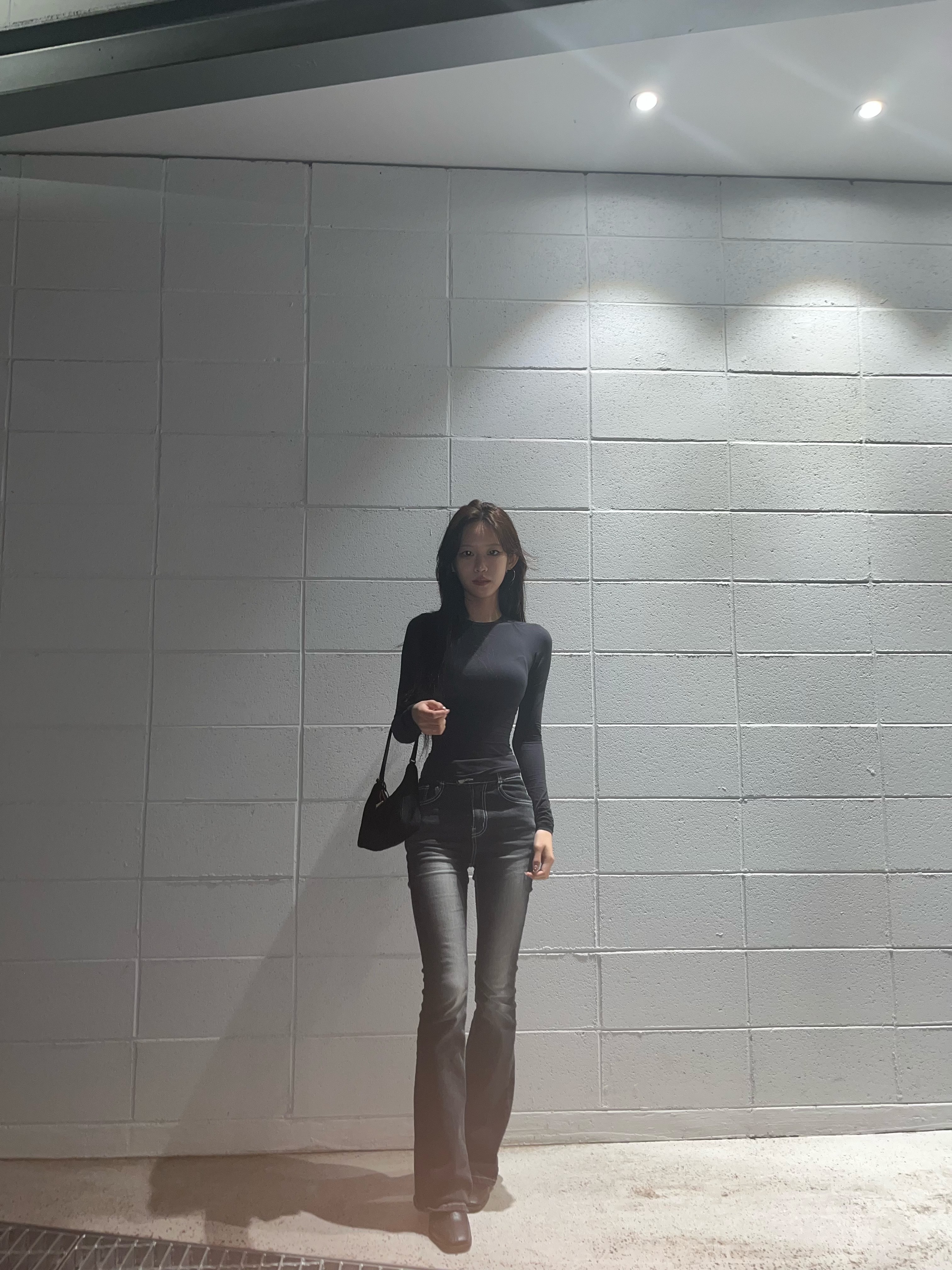 Prada Re-Edition 2005 Re-Nylon and Saffiano Mini Bag Black, (W) Skims Cotton Jersey Long Sleeve T-Shirt Soot 착용 스타일 - 2