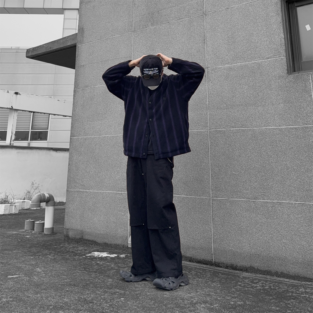 Uniqlo x Needles Fleece Oversized Cardigan Black - KR, Uniqlo x Needles Fleece Oversized Cardigan Dark Gray - KR 착용 스타일 - 1