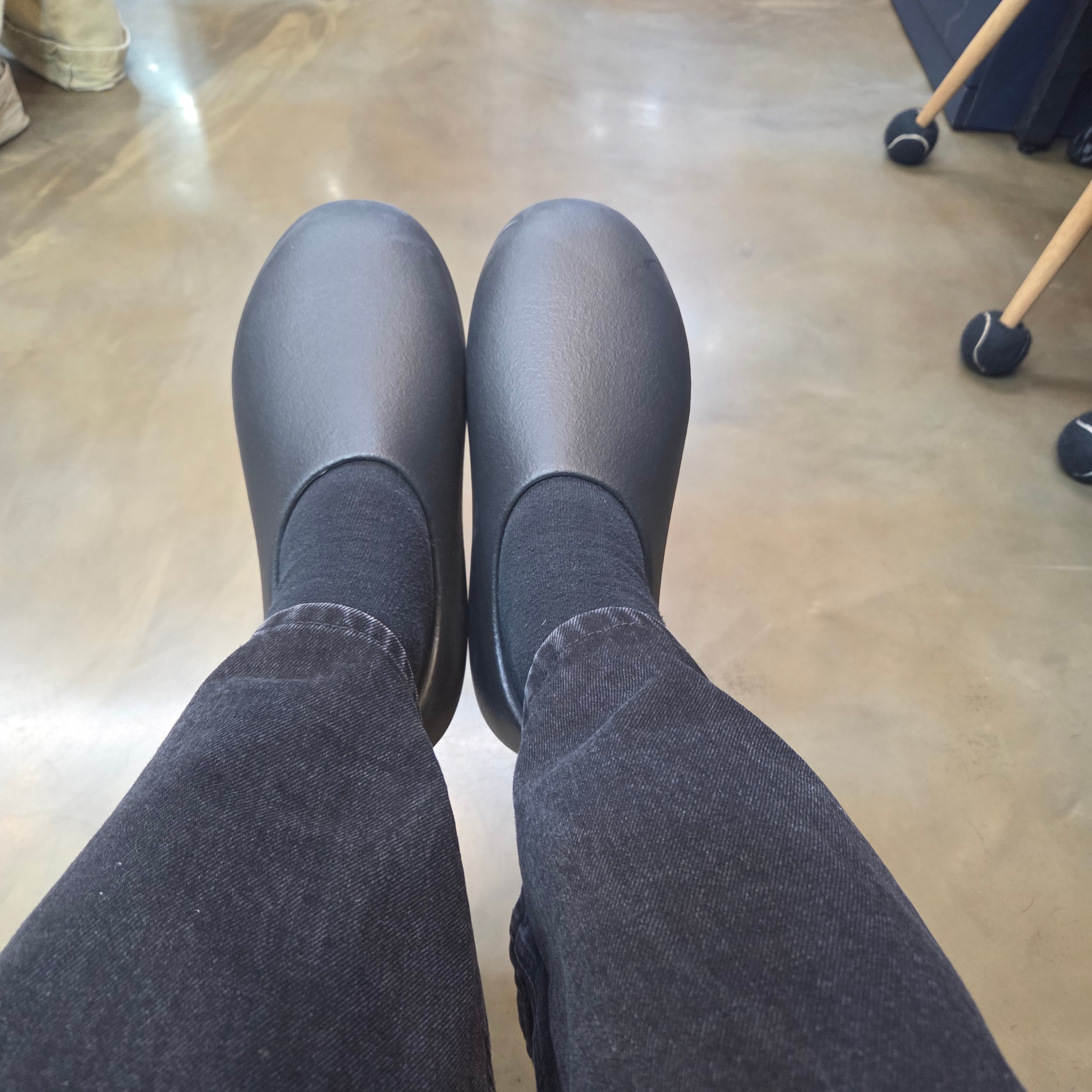 Yeezy SL-01 Black 착용 스타일 - 1