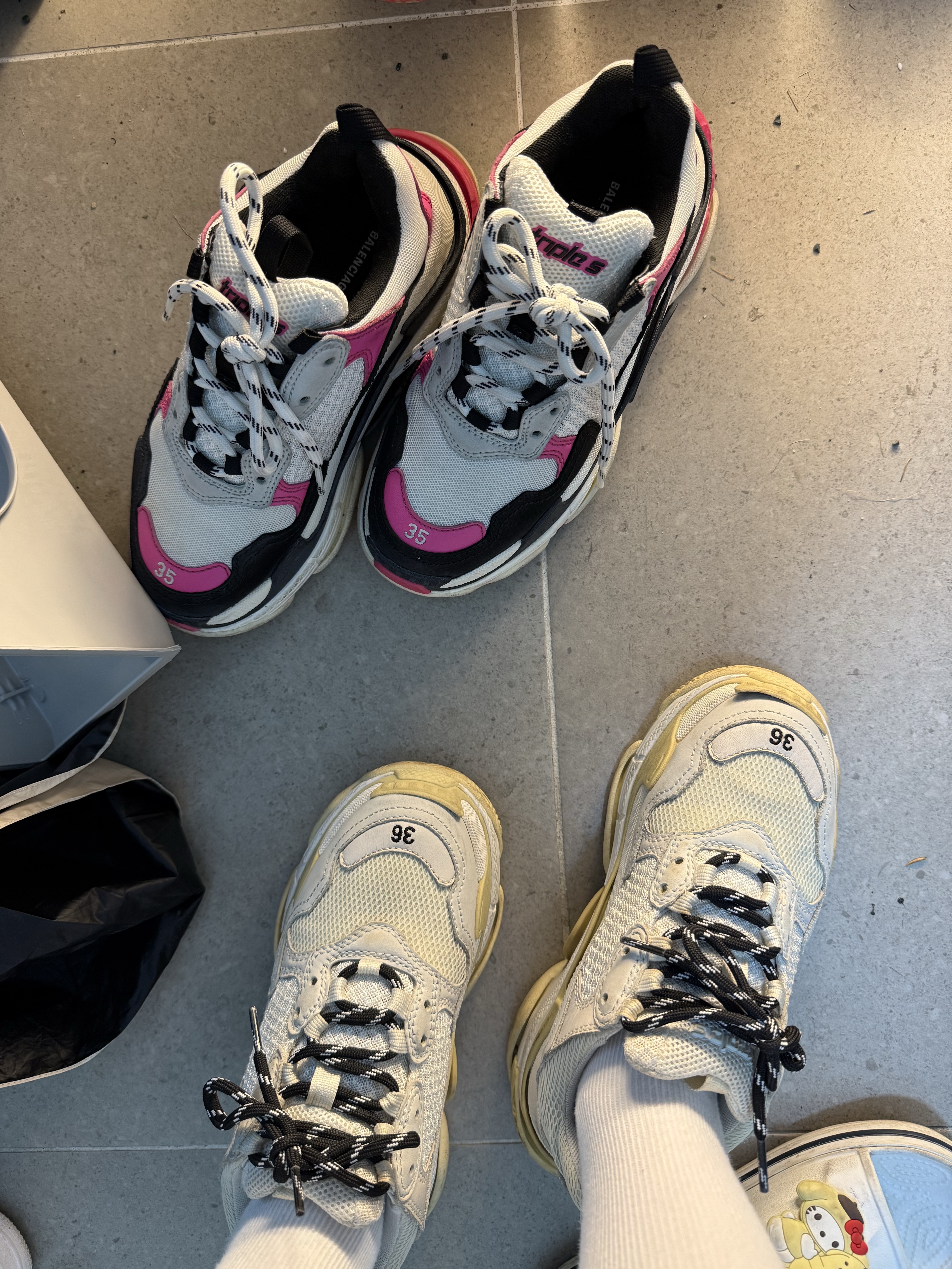 (W) Balenciaga Triple S Trainer Neon Pink, (W) Balenciaga Triple S Sneakers Double Foam and Mesh White 착용 스타일