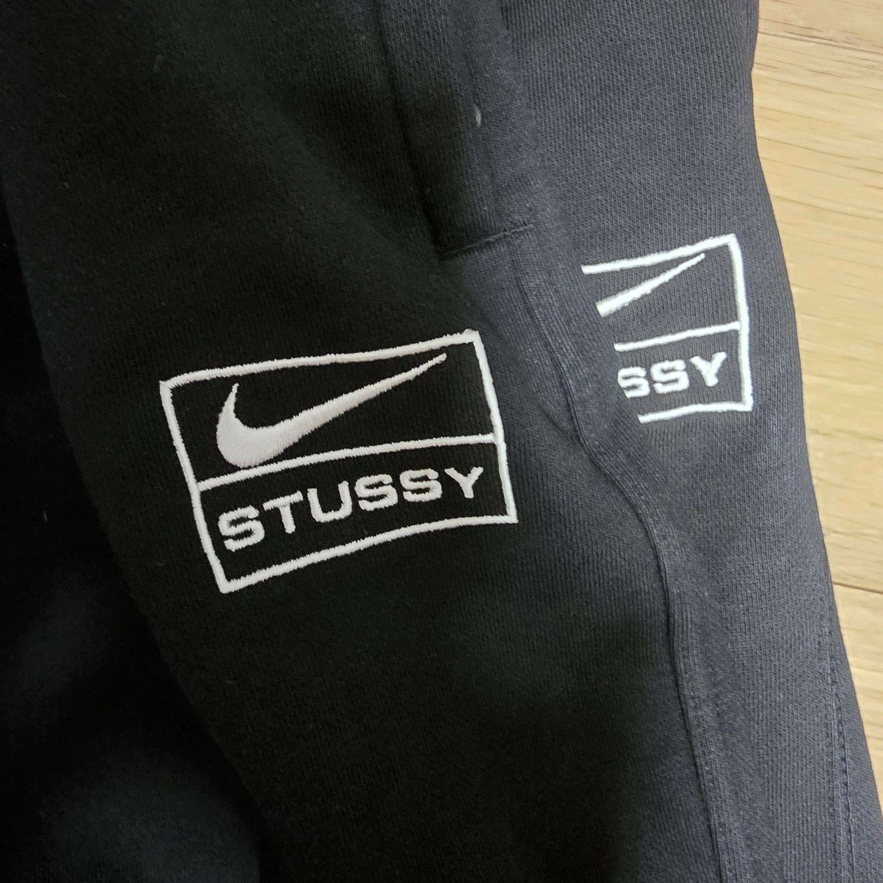 Nike x Stussy Washed Fleece Pants Black (FN5235-010), Nike x Stussy NRG Washed Fleece Pants Black (DO5296-010) 착용 스타일 - 3