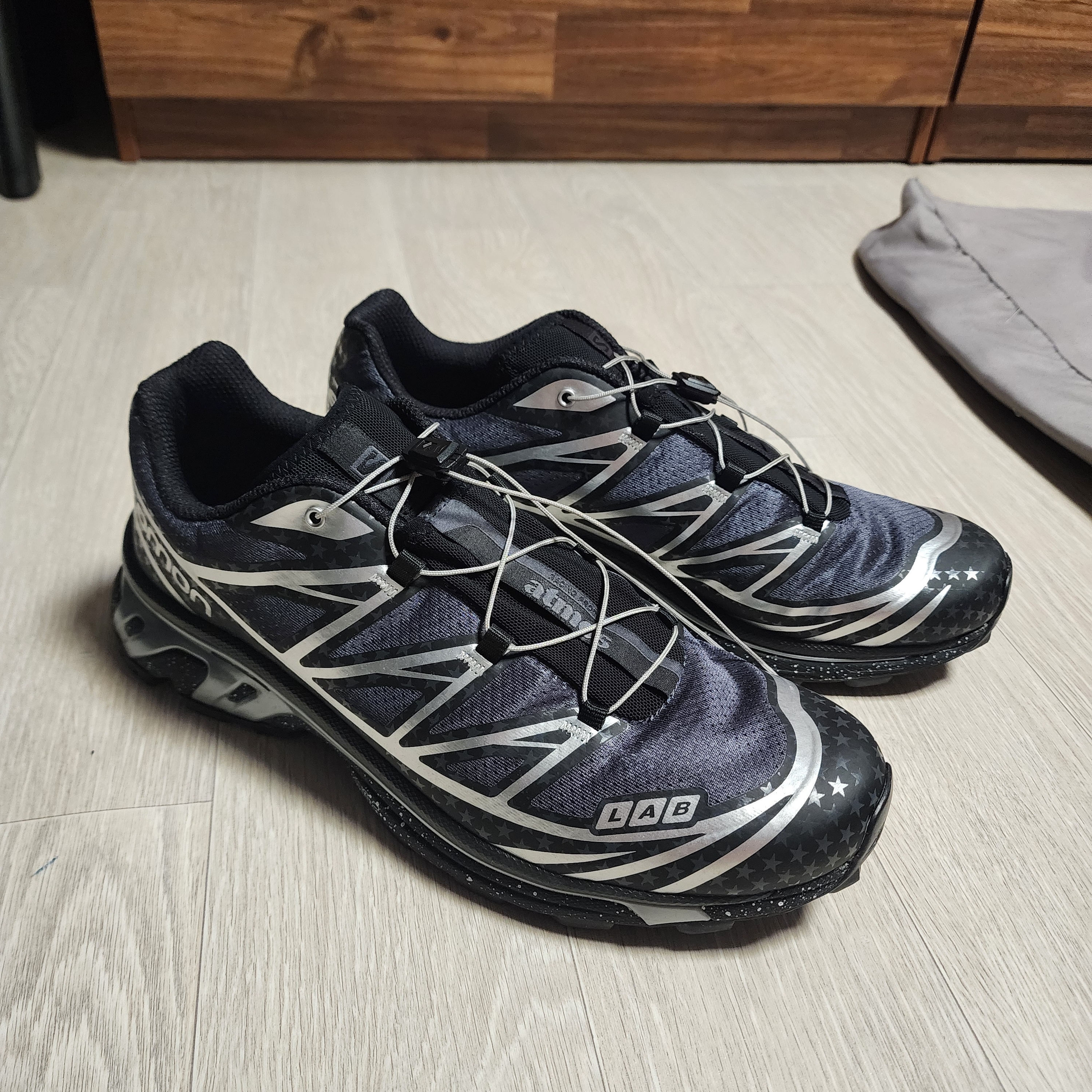 Salomon x Atmos XT-6 Black Silver 착용 스타일 - 2