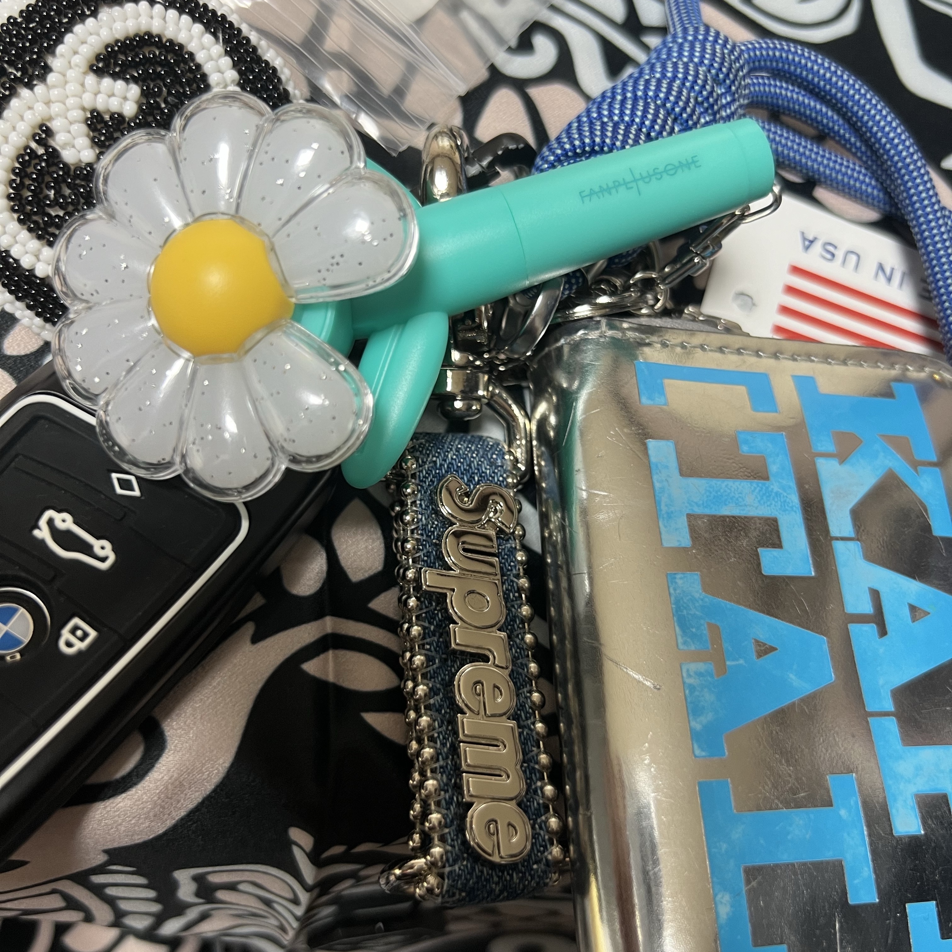 Supreme x B.B. Simon Denim Keychain Washed Indigo - 25SS 착용 스타일 - 3