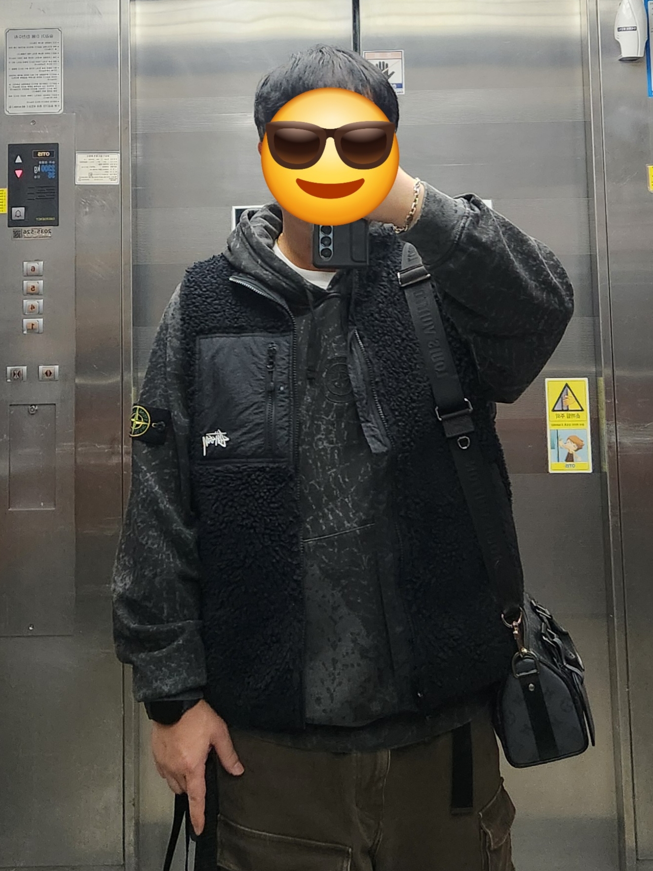 Stussy Sherpa Reversible Vest Black, Supreme x Stone Island Hooded Sweatshirt Black - 23FW 착용 스타일