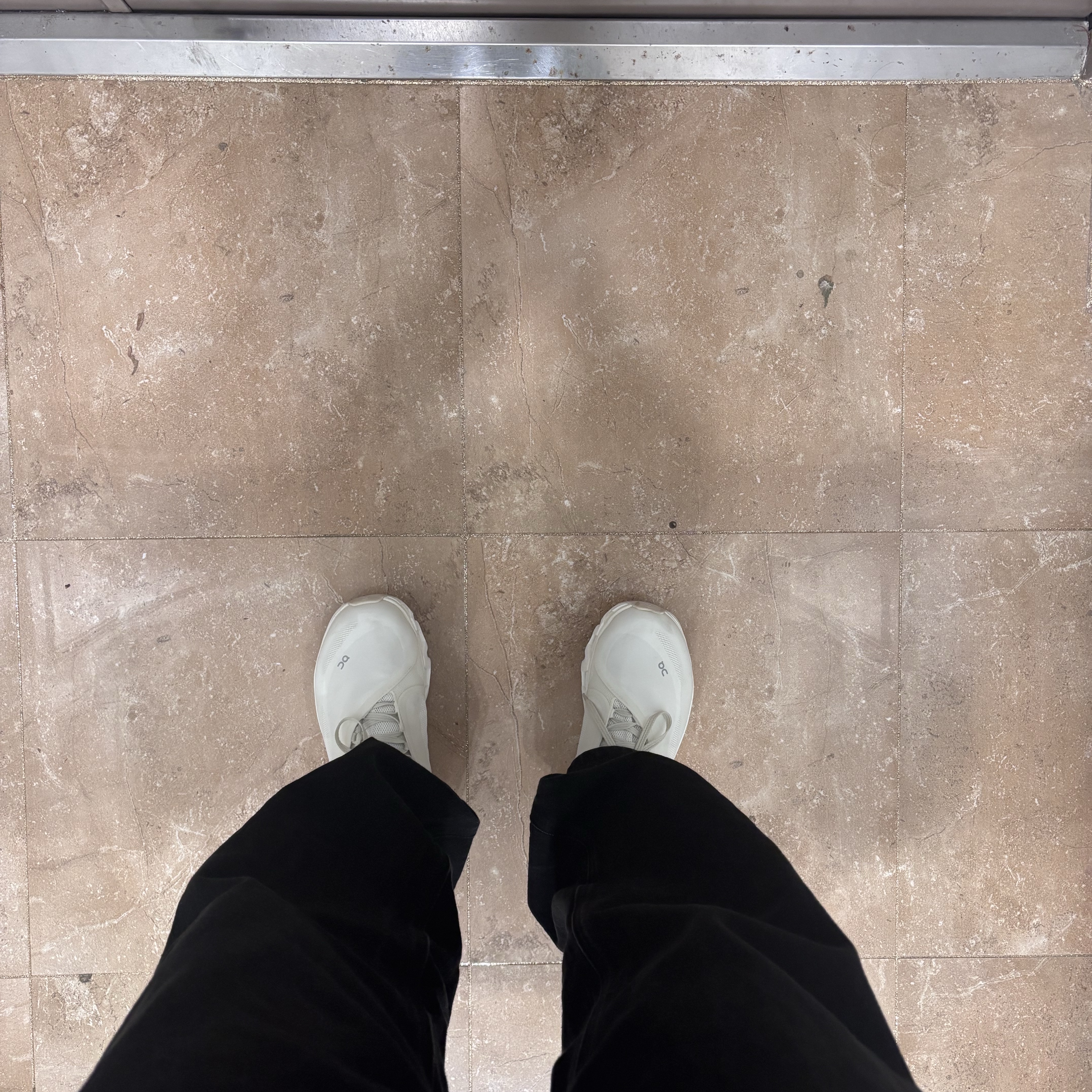 On Running x Post Archive Faction (Paf) Cloudmonster Hyper White 착용 스타일 - 1