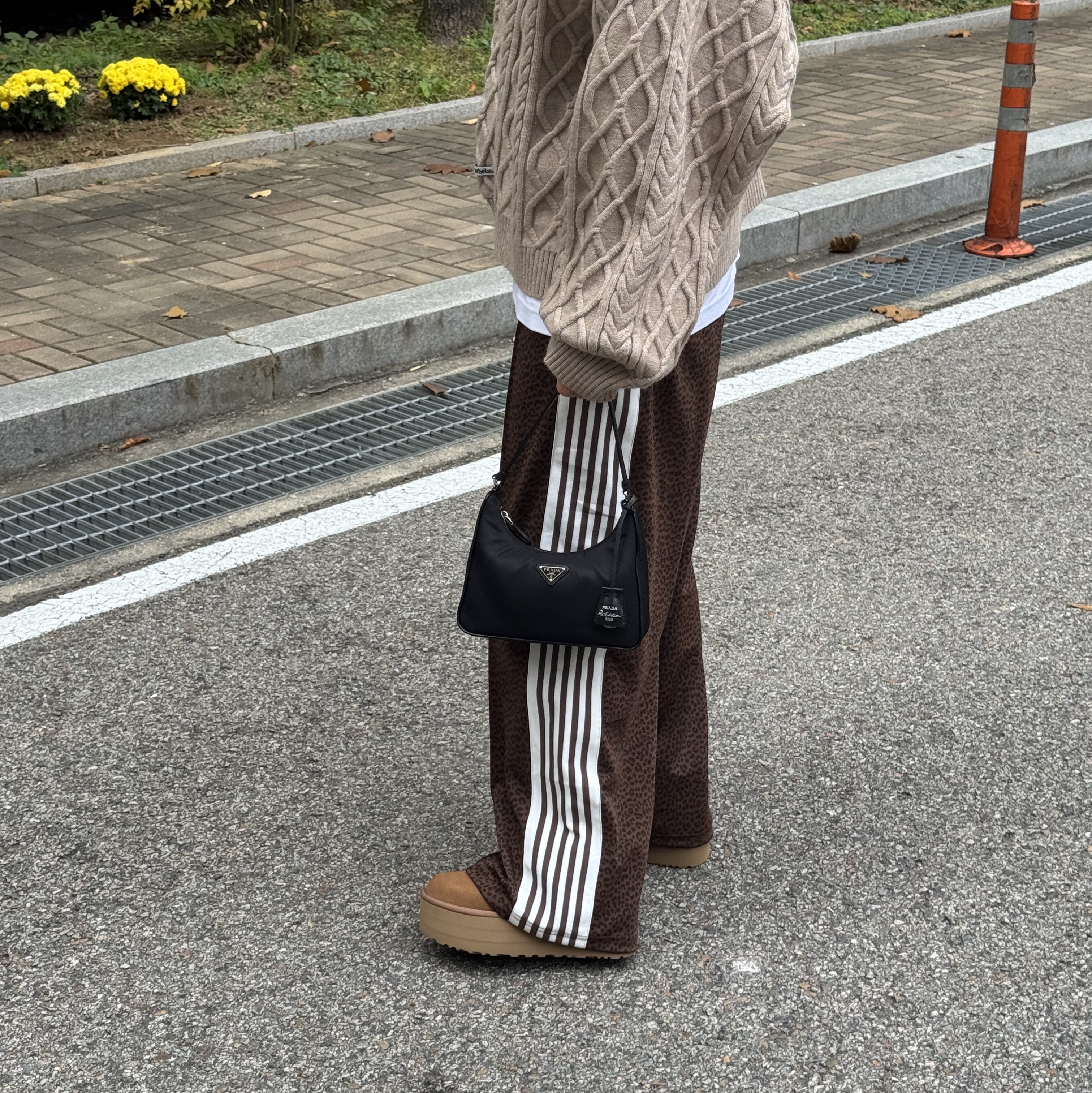 (W) UGG Classic Ultra Mini Platform Boots Chestnut, Prada Re-Edition 2005 Re-Nylon and Saffiano Mini Bag Black 착용 스타일 - 1