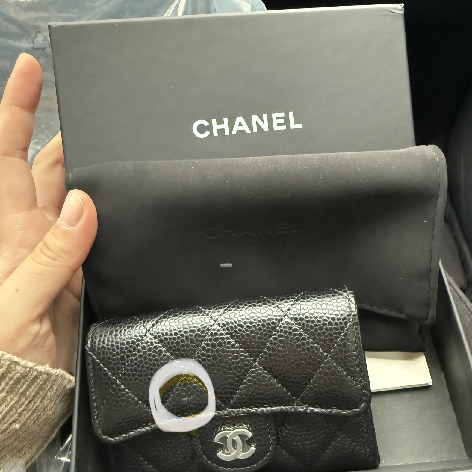 Chanel Classic Card Holder Grained Calfskin & Silver Black 착용 스타일