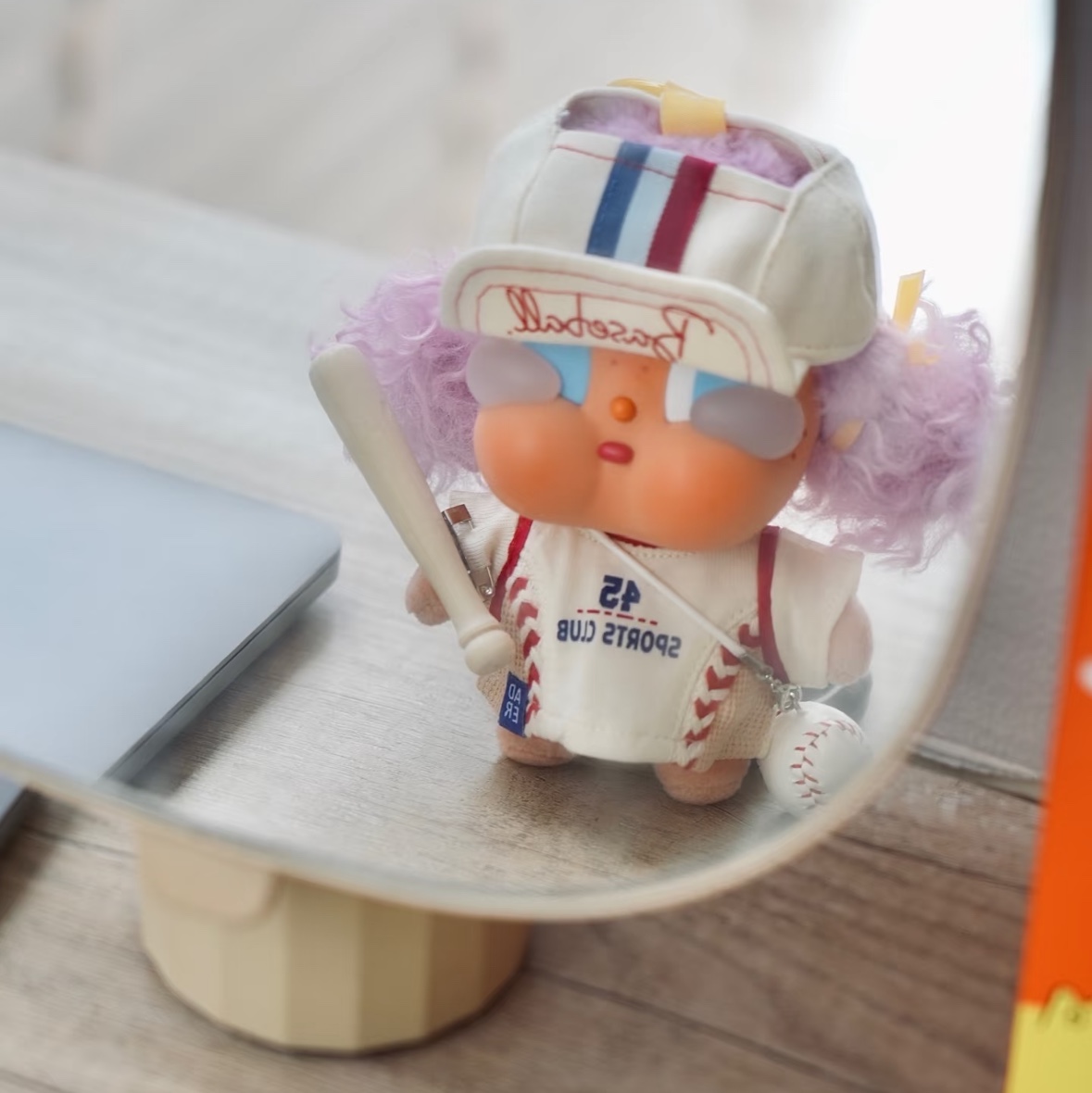Pop Mart Crybaby Vacation Mode On Series Vinyl Plush Pendant Let's Surf (Opened Case) 착용 스타일
