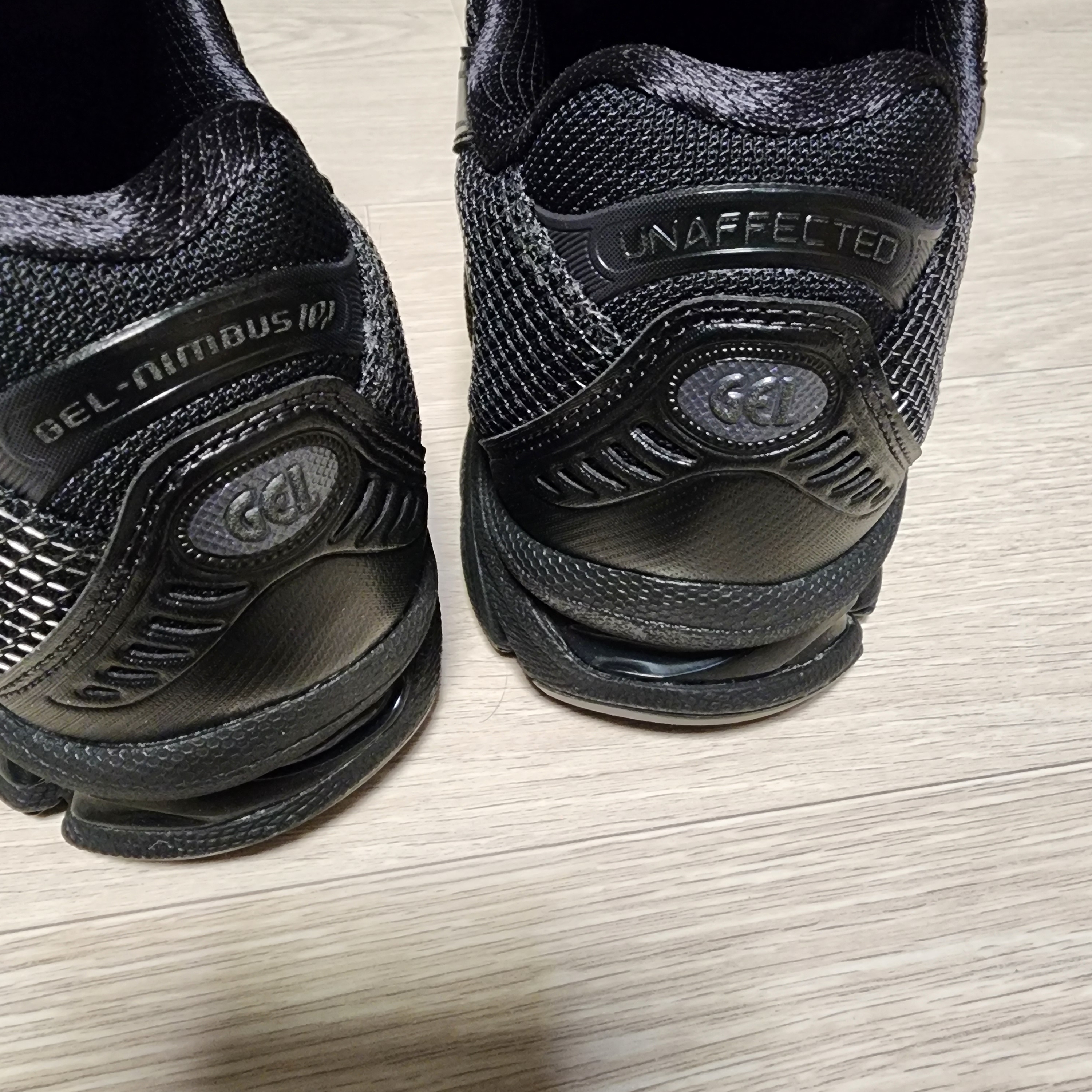 Asics x Unaffected Gel-Nimbus 10.1 Black Black 착용 스타일 - 3