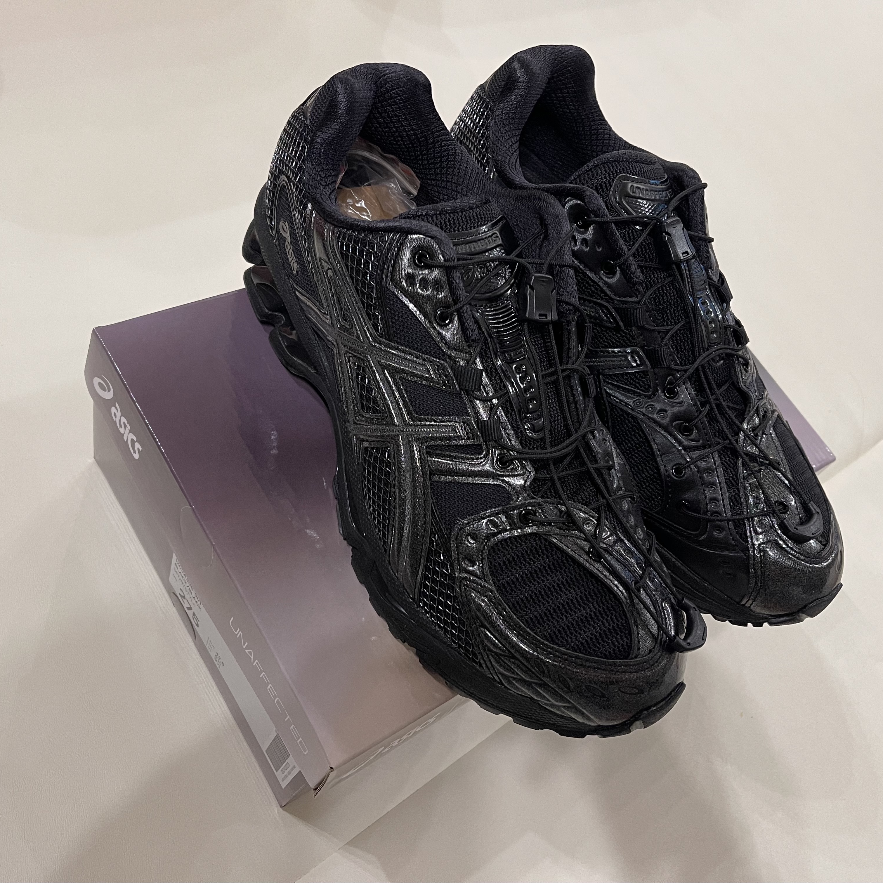 Asics x Unaffected Gel-Nimbus 10.1 Black Black 착용 스타일 - 4