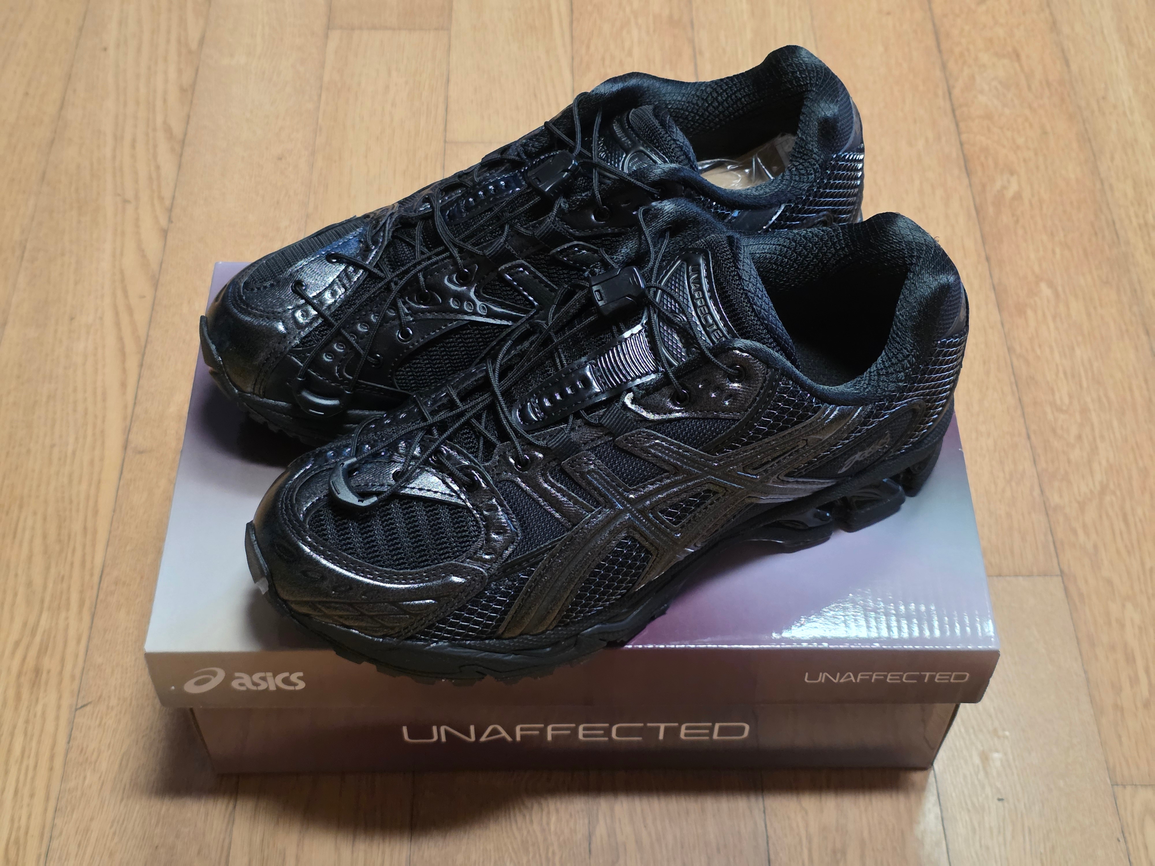 Asics x Unaffected Gel-Nimbus 10.1 Black Black 착용 스타일 - 2