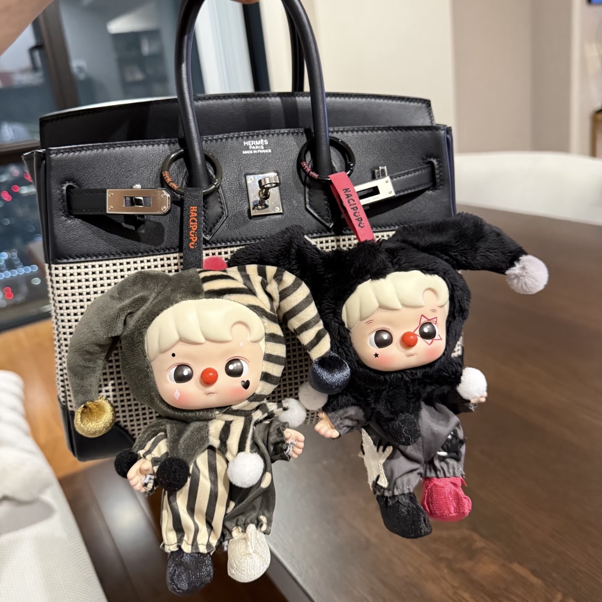 Pop Mart Why So Serious Series Vinyl Plush Pendant Shadow Joker (Opened Case), Pop Mart Why So Serious Series Vinyl Plush Pendant Silver Mist Clown (Opened Case) 착용 스타일