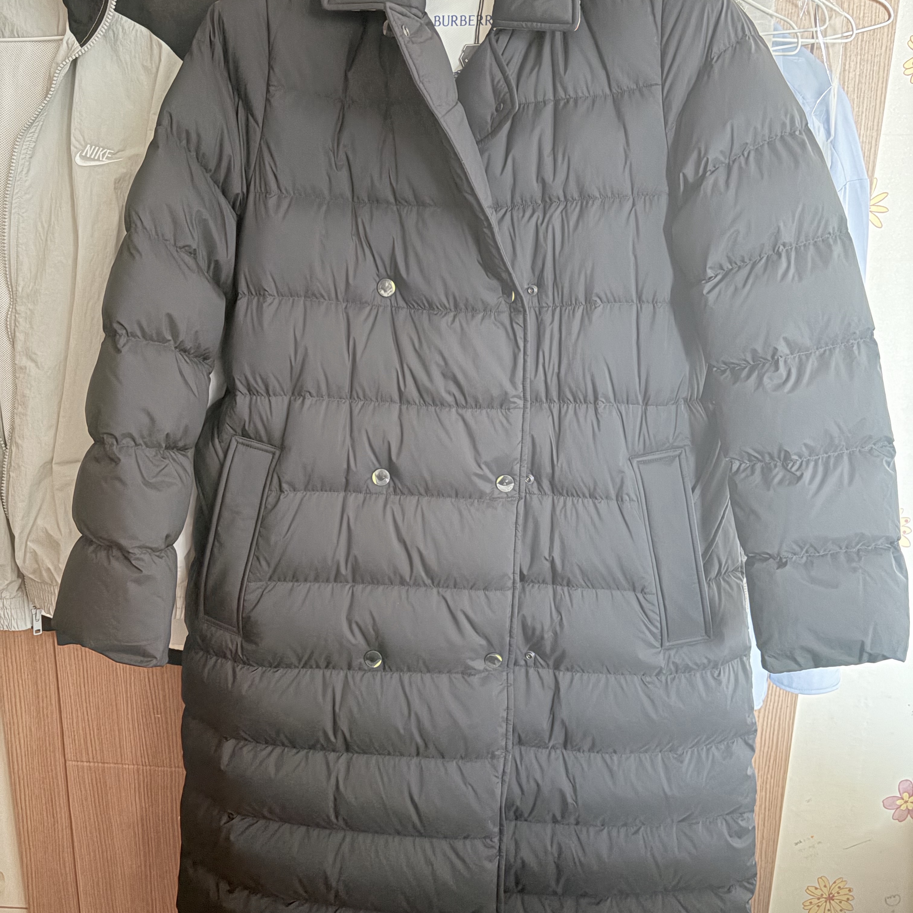 (W) Burberry Long Nylon Hooded Puffer Coat Black 착용 스타일 - 2
