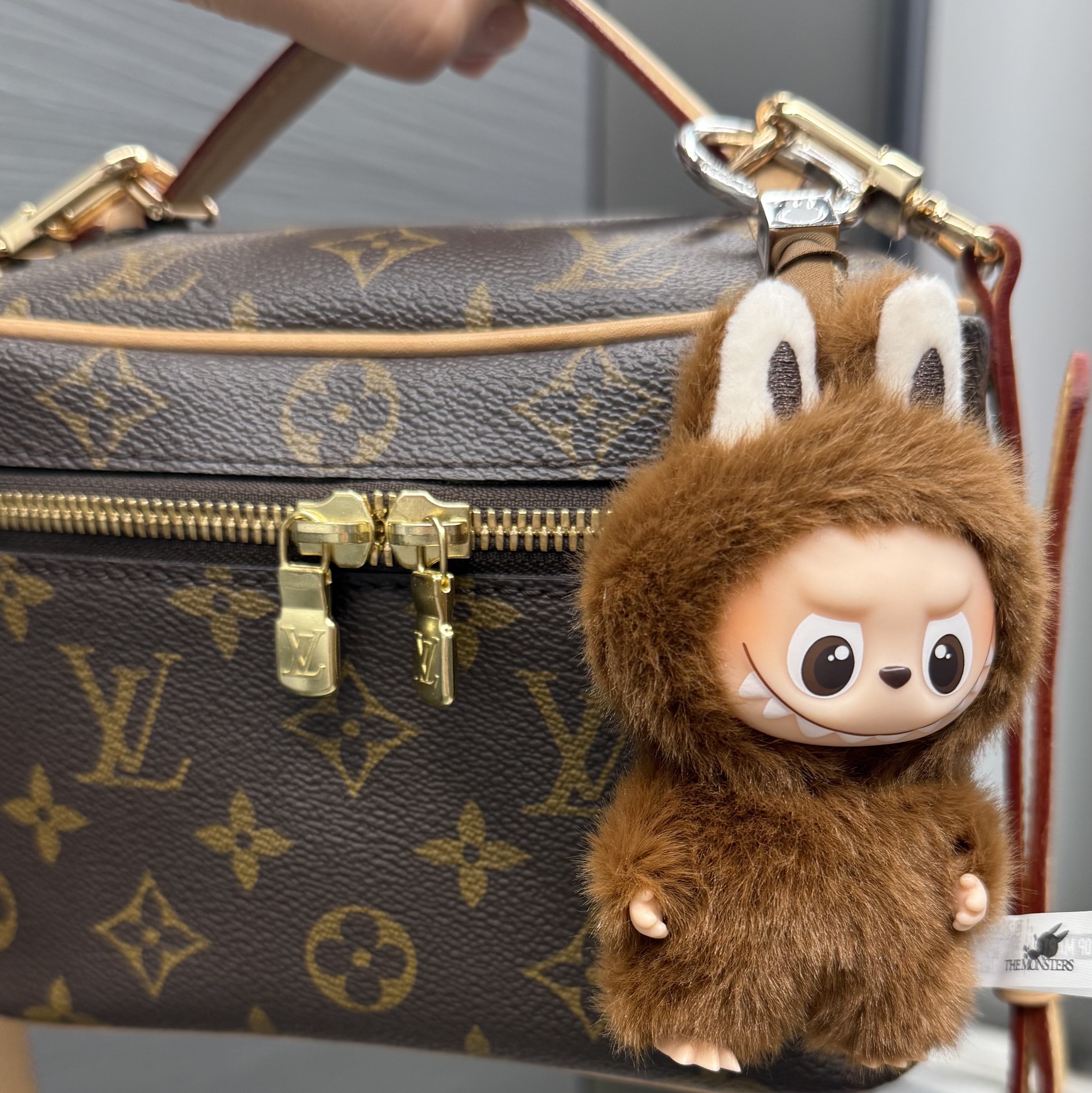 Louis Vuitton Nice Mini Toiletry Pouch Monogram, Pop Mart Labubu The Monsters Pin For Love Series Vinyl Plush Pendant (N-Z) R (Opened Case) 착용 스타일