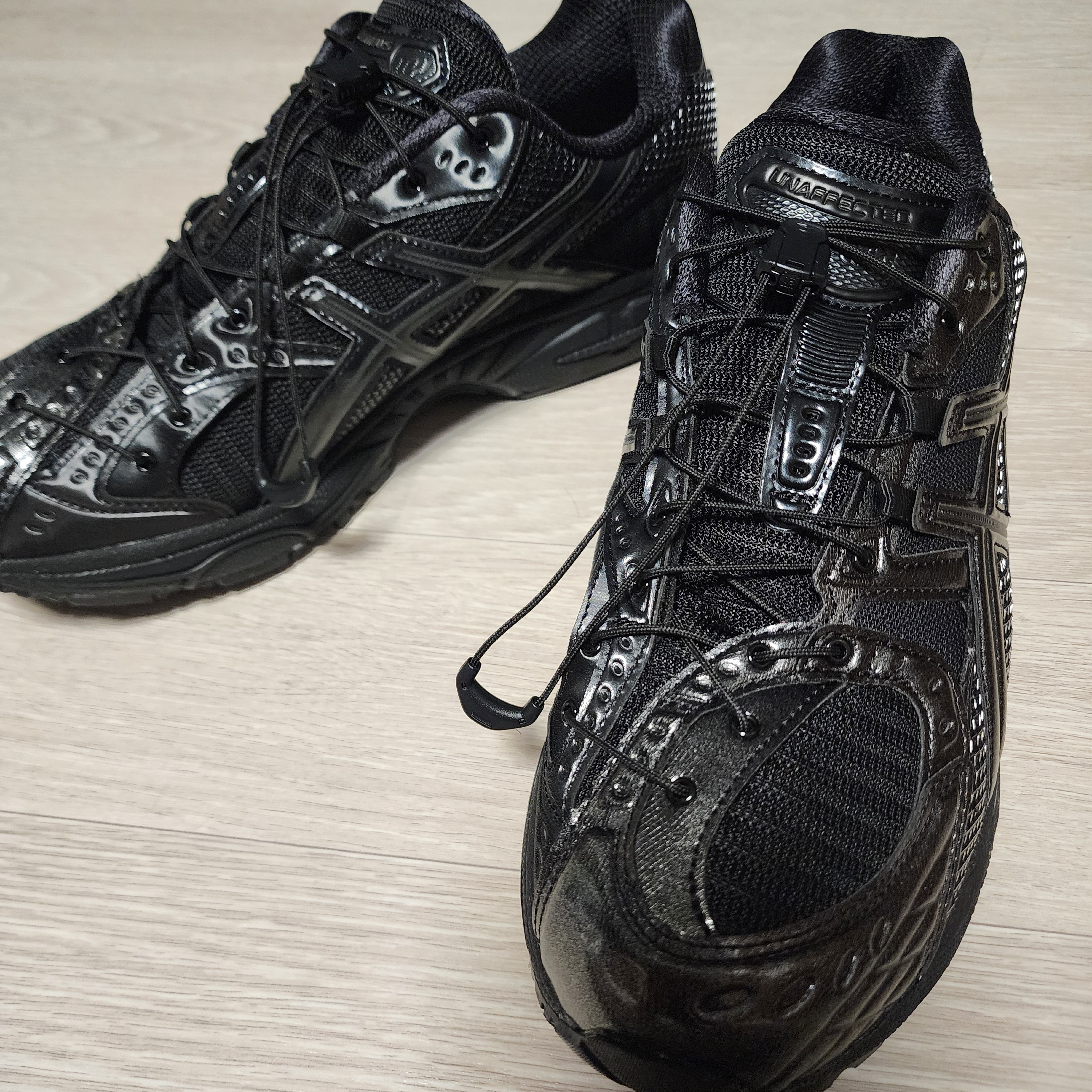Asics x Unaffected Gel-Nimbus 10.1 Black Black 착용 스타일