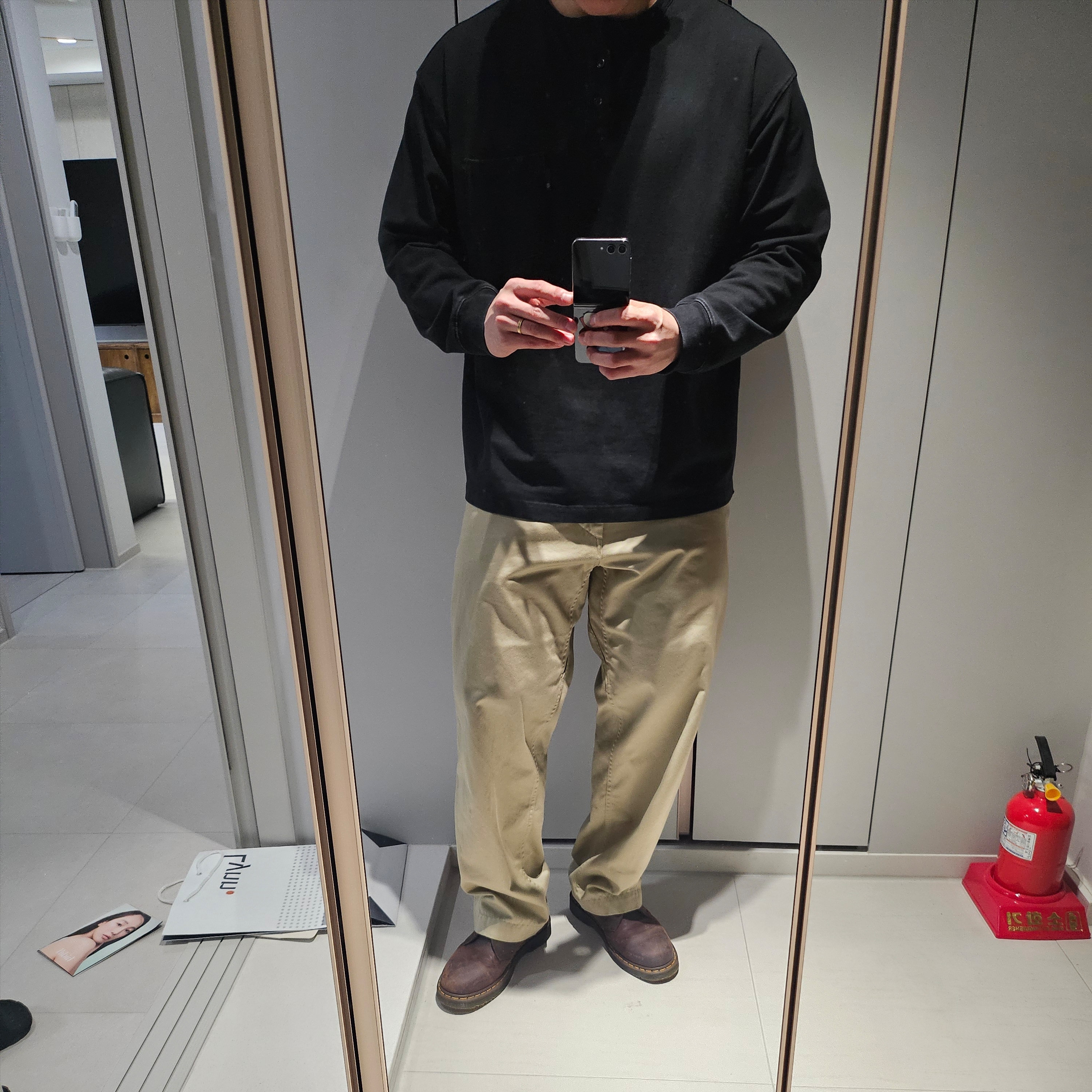 Dr. Martens 1461 Crazy Horse Dark Brown, [FW25]moif Henley Neck L/S Tee Black 착용 스타일